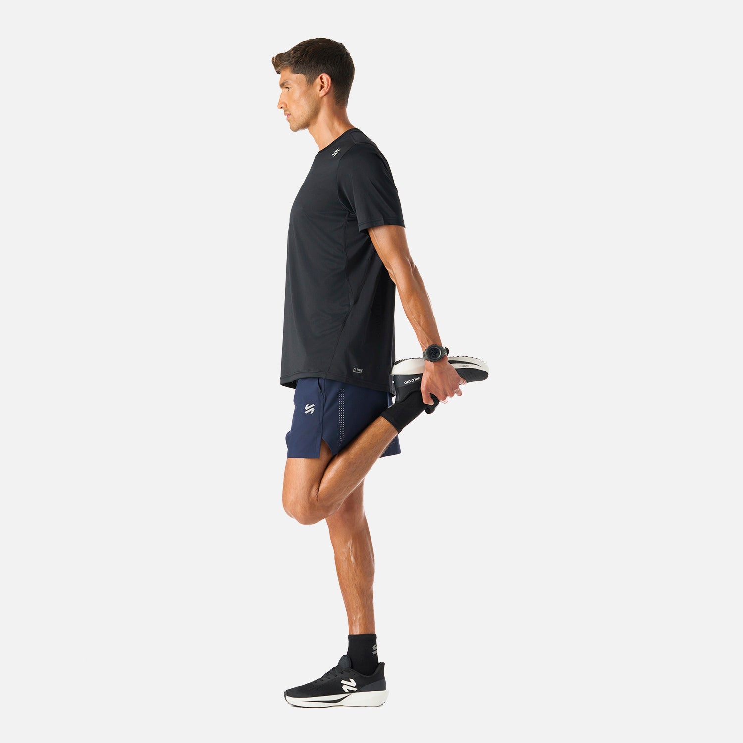 Perfil lateral de la Polera Hombre Tempo Advanced T-Shirt Negro Vulcano, destacando su corte recto y diseño ergonómico para deportes de alto rendimiento.