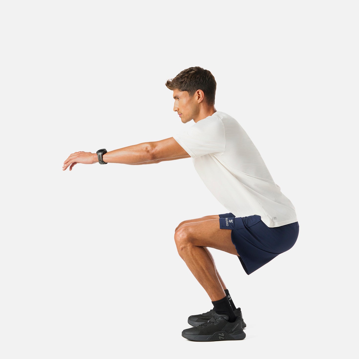 Polera Hombre Tempo T-Shirt Blanco Vulcano combinada con short negro, perfecta para rutinas de entrenamiento gracias a su comodidad y frescura.