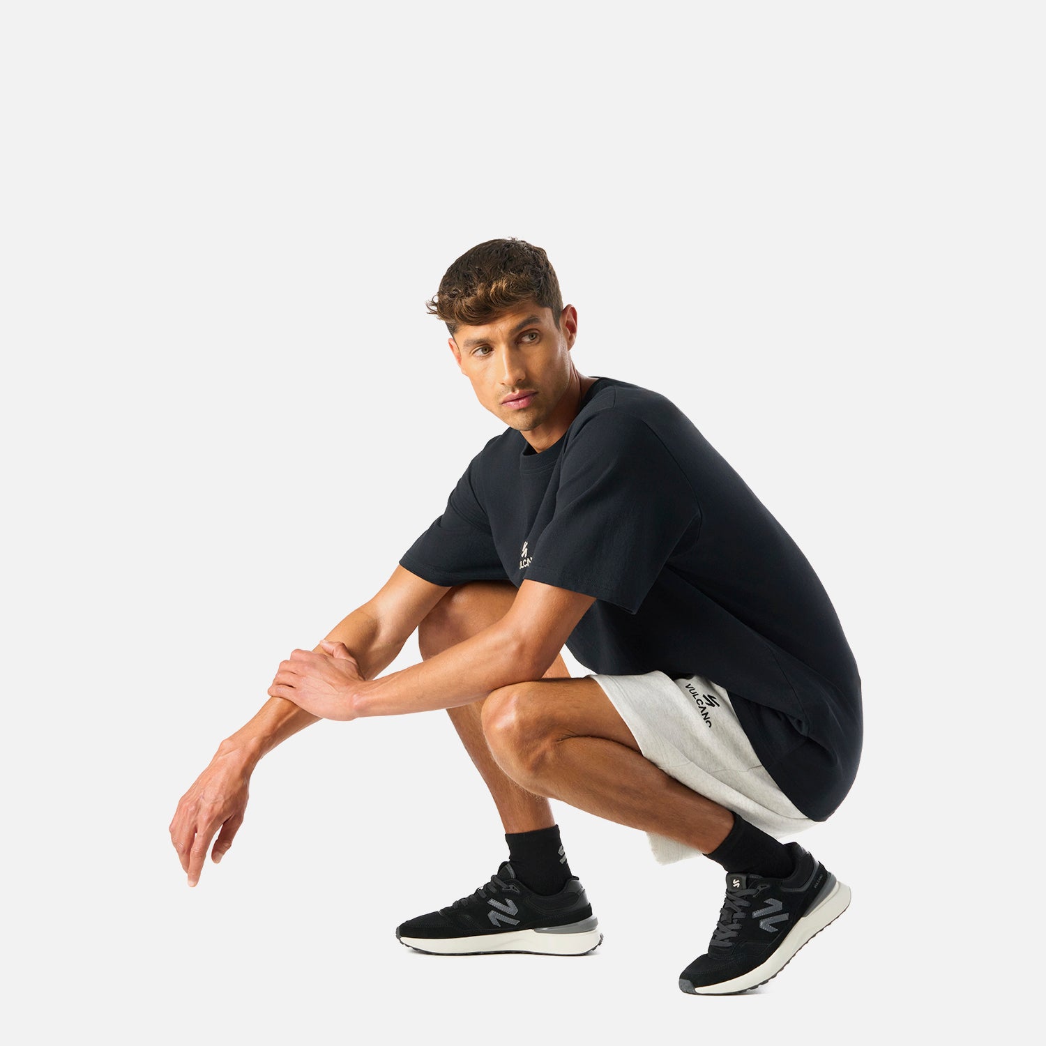 Polera oversize Cool Down T-Shirt Negro Vulcano combinada con short negro, perfecta para outfits lifestyle y urbanos de temporada.