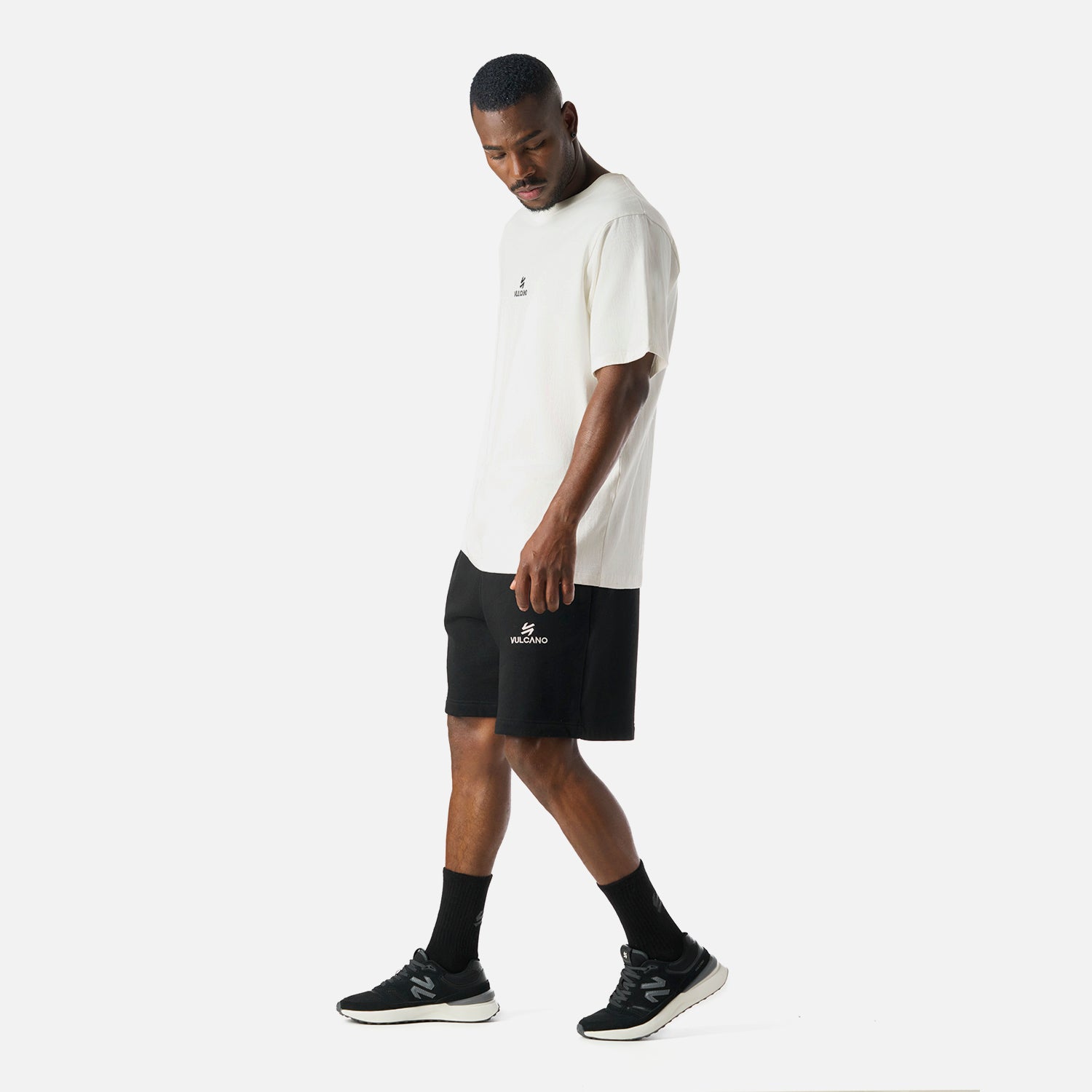 Polera oversize Cool Down T-Shirt Blanco Vulcano combinada con short negro, perfecta para outfits lifestyle y urbanos de temporada.