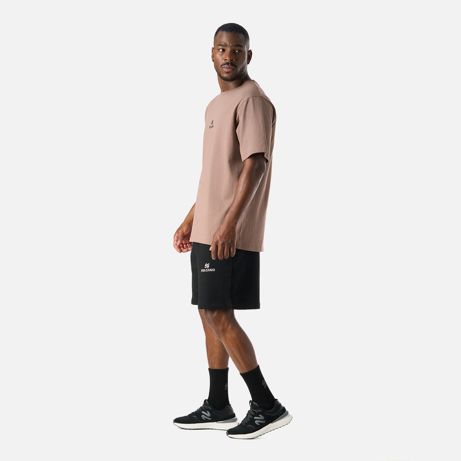 Polera oversize Cool Down T-Shirt Taupe Vulcano combinada con short negro, perfecta para outfits lifestyle y urbanos de temporada.