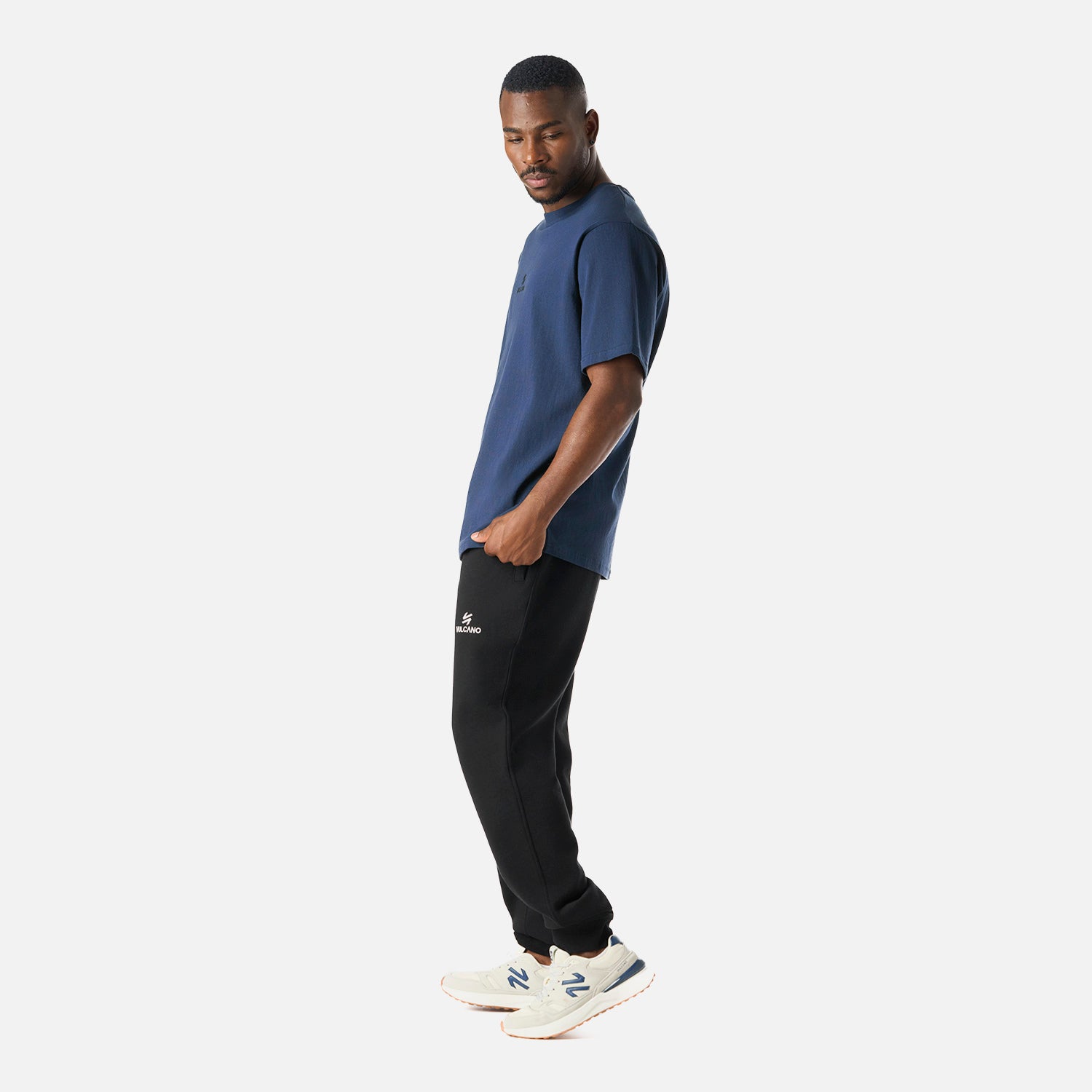 Polera oversize Cool Down T-Shirt Azul Marino Vulcano combinada con short negro, perfecta para outfits lifestyle y urbanos de temporada.