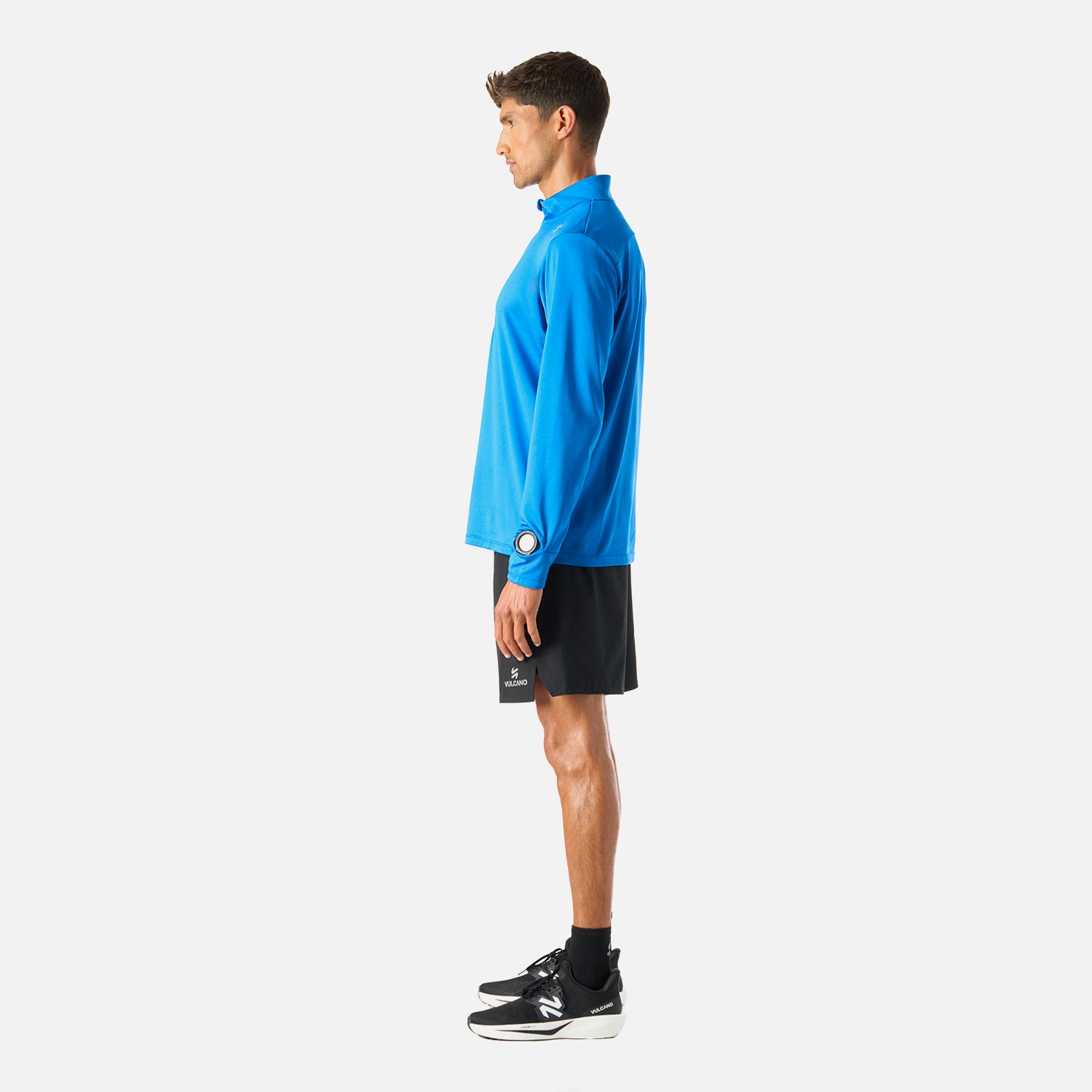 Perfil completo del Polerón Hombre Built To Move 1/4 Zip Midlayer Azul Vulcano, mostrando ajuste cómodo y orificio para reloj en la manga.