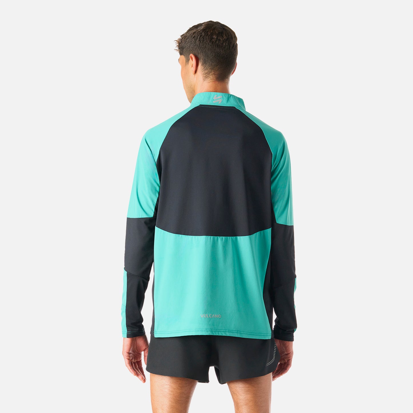 Vista trasera del Polerón Hombre Built To Move Pro 1/4 Zip Midlayer Turquesa Vulcano, paneles en contraste y logo reflectante para mayor visibilidad.