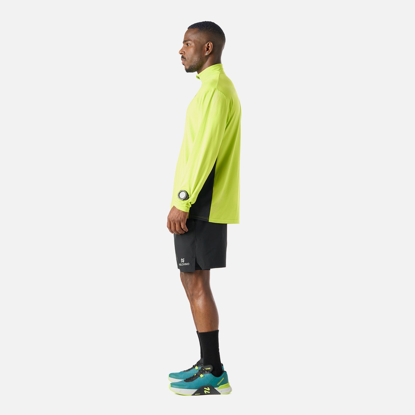 Vista lateral del Polerón Hombre Tempo 1/4 Zip Midlayer Verde Lima Vulcano, con paneles negros y ajuste cómodo para entrenamiento.
