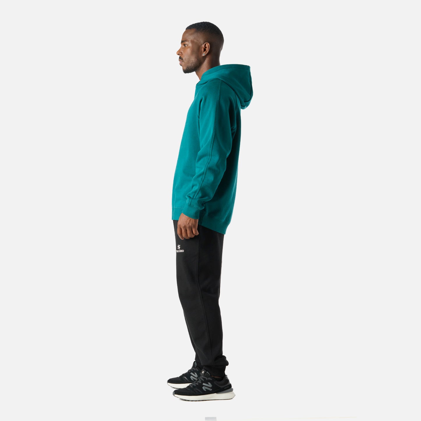 Vista lateral del Polerón Hombre Cool Down Sweatshirt Hoody Petroleo Vulcano, corte recto y capucha amplia para mayor abrigo.