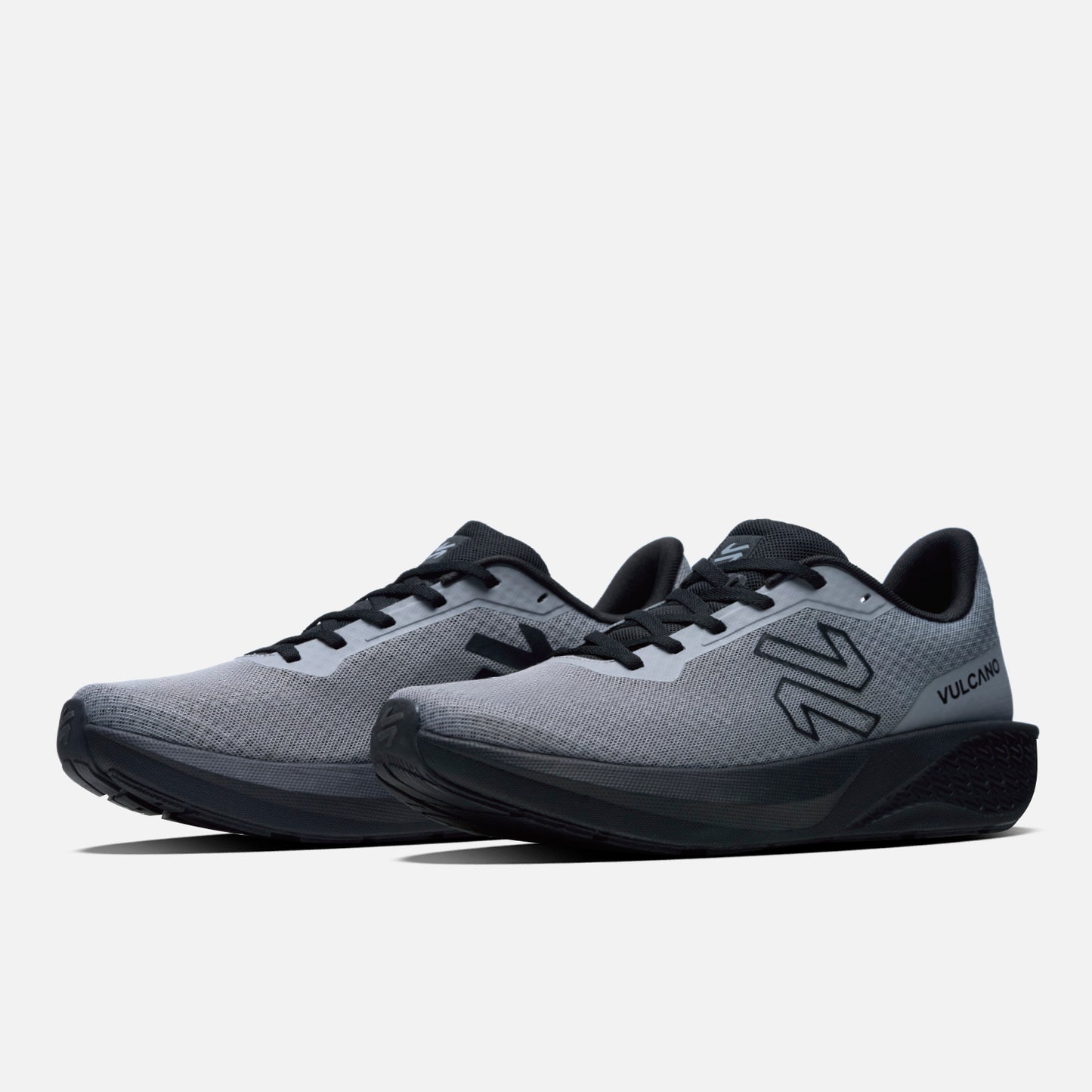 Zapatillas Hombre Seismic Gris / Negro Vulcano con diseño aerodinámico y suela robusta para running. Ideales para todo tipo de movimientos intensos.