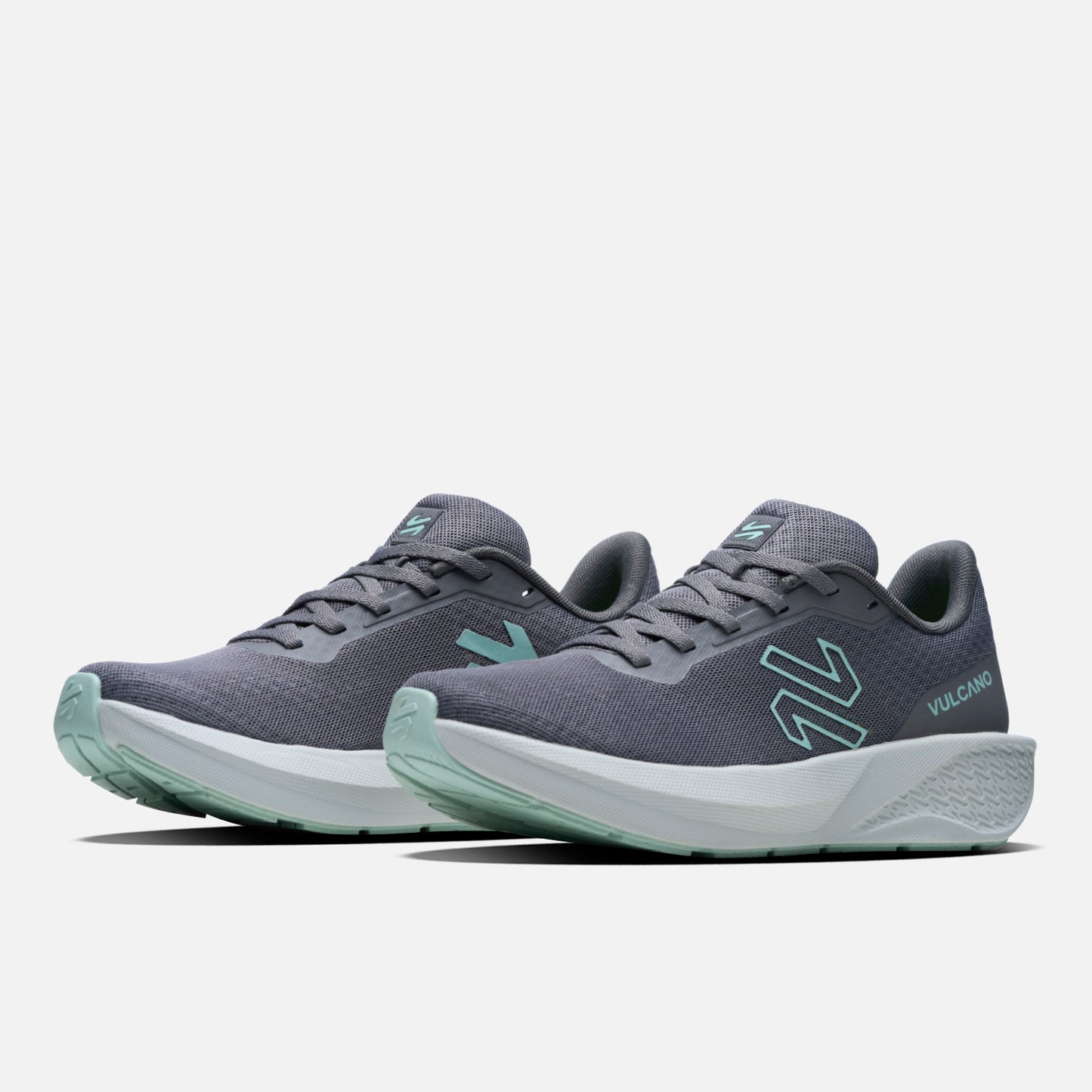 Par de Zapatillas Mujer Seismic Gris Vulcano con diseño moderno, suela elevada y detalles en color menta para running.