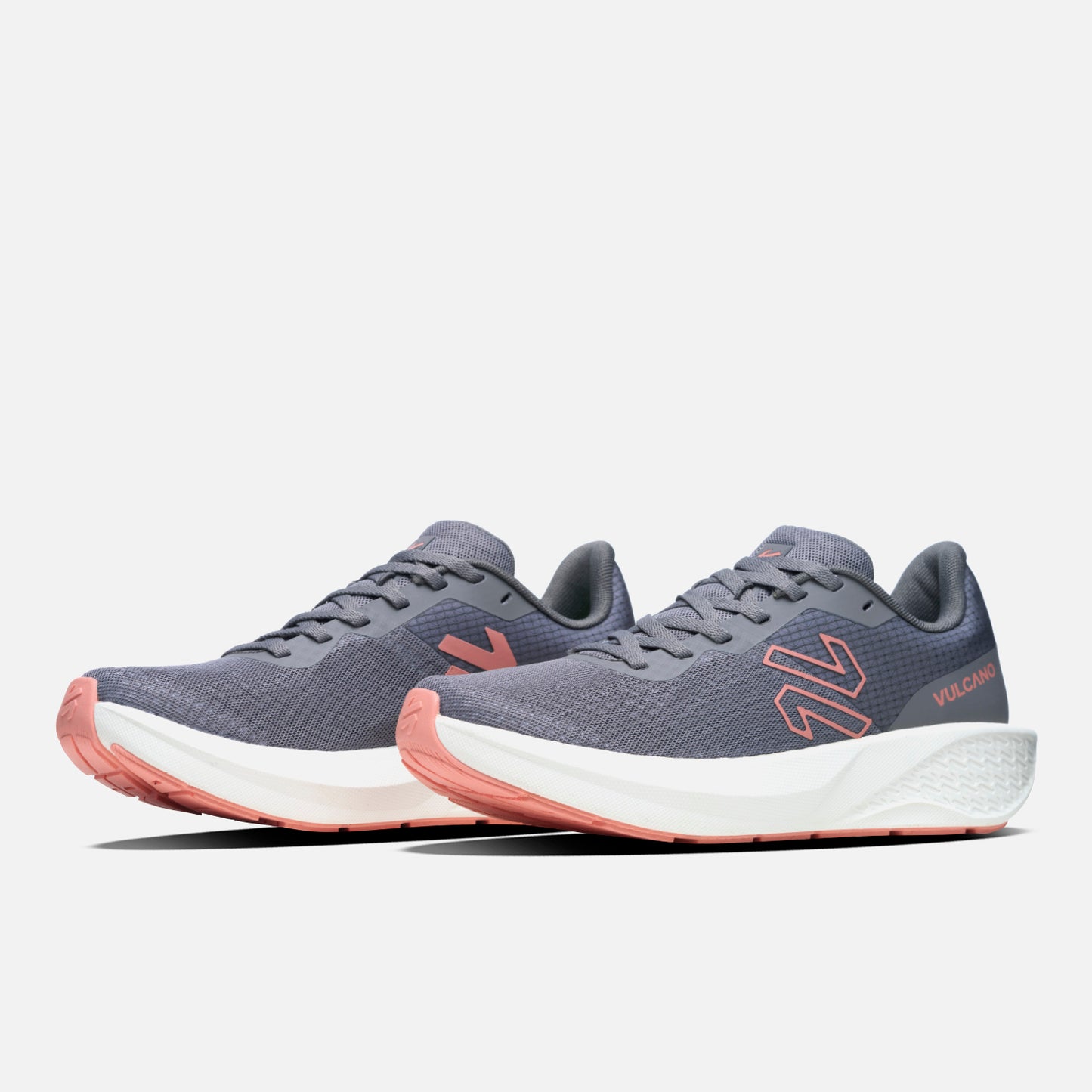 Zapatillas Mujer Ignite Gris Vulcano con diseño deportivo, suela blanca y detalles rosados, ideales para running y uso diario en invierno 2025.