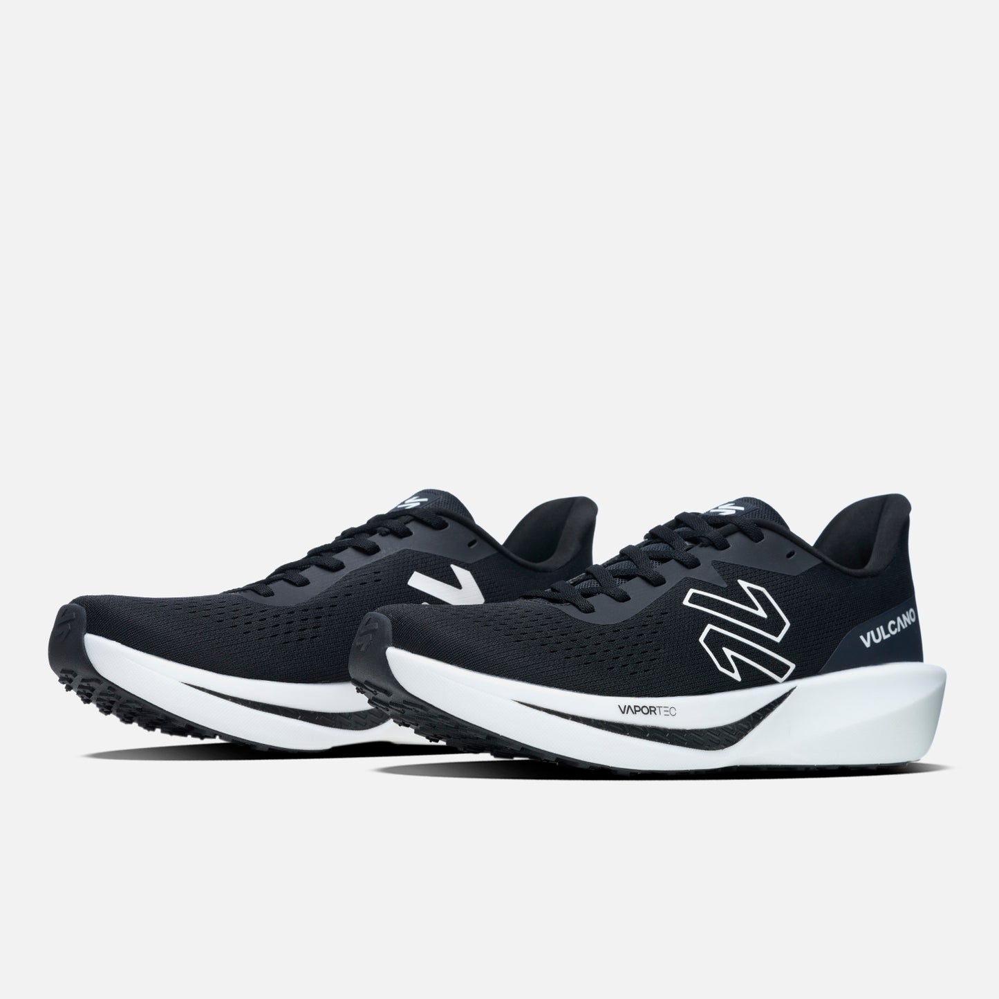 Par de Zapatillas Mujer Epicenter Negro Vulcano con diseño ergonómico y tecnología VaporTec para caminatas y carreras.