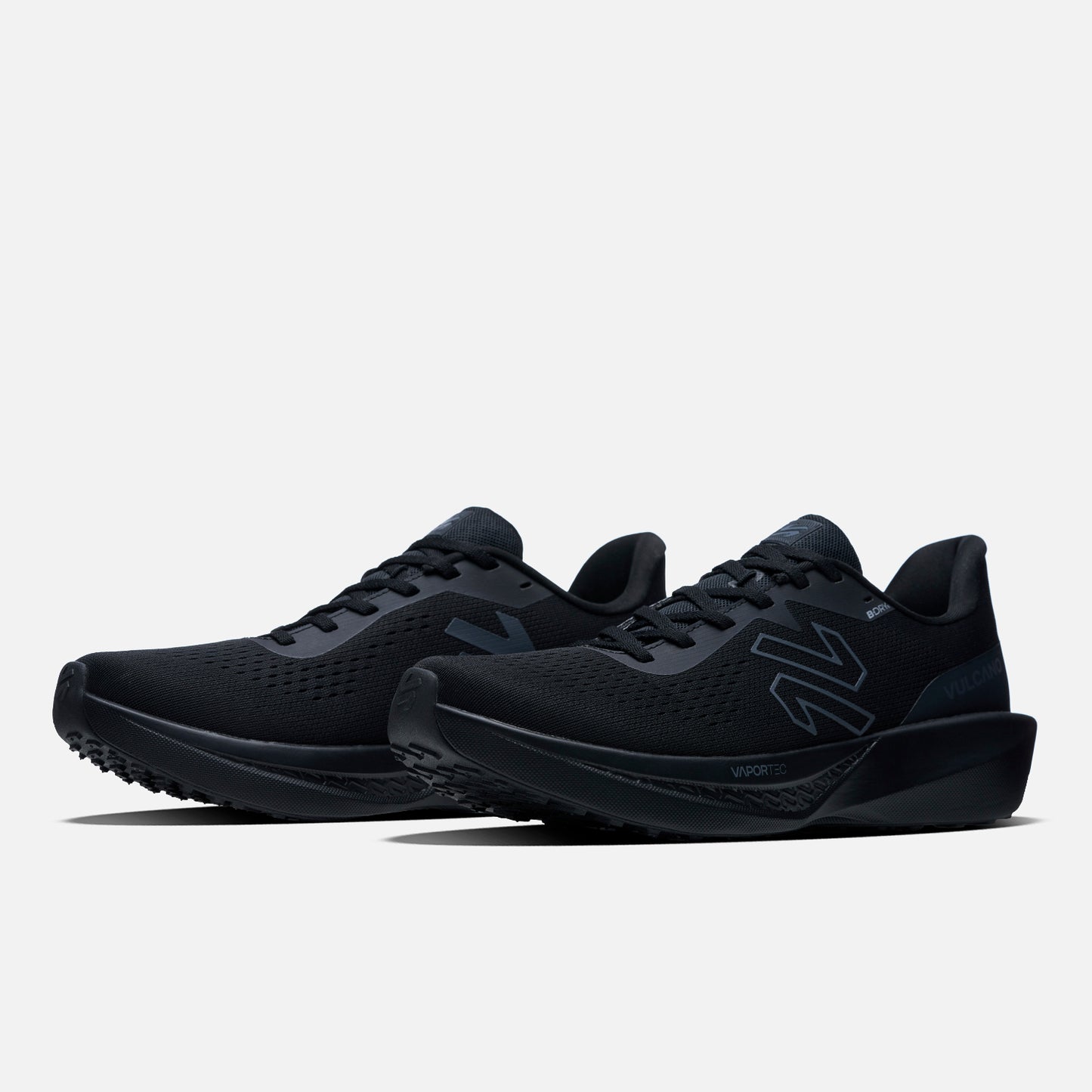 Vista en ángulo de las Zapatillas Hombre Epicenter B-Dry Triple Negro Vulcano, con upper transpirable y suela de alto rendimiento.