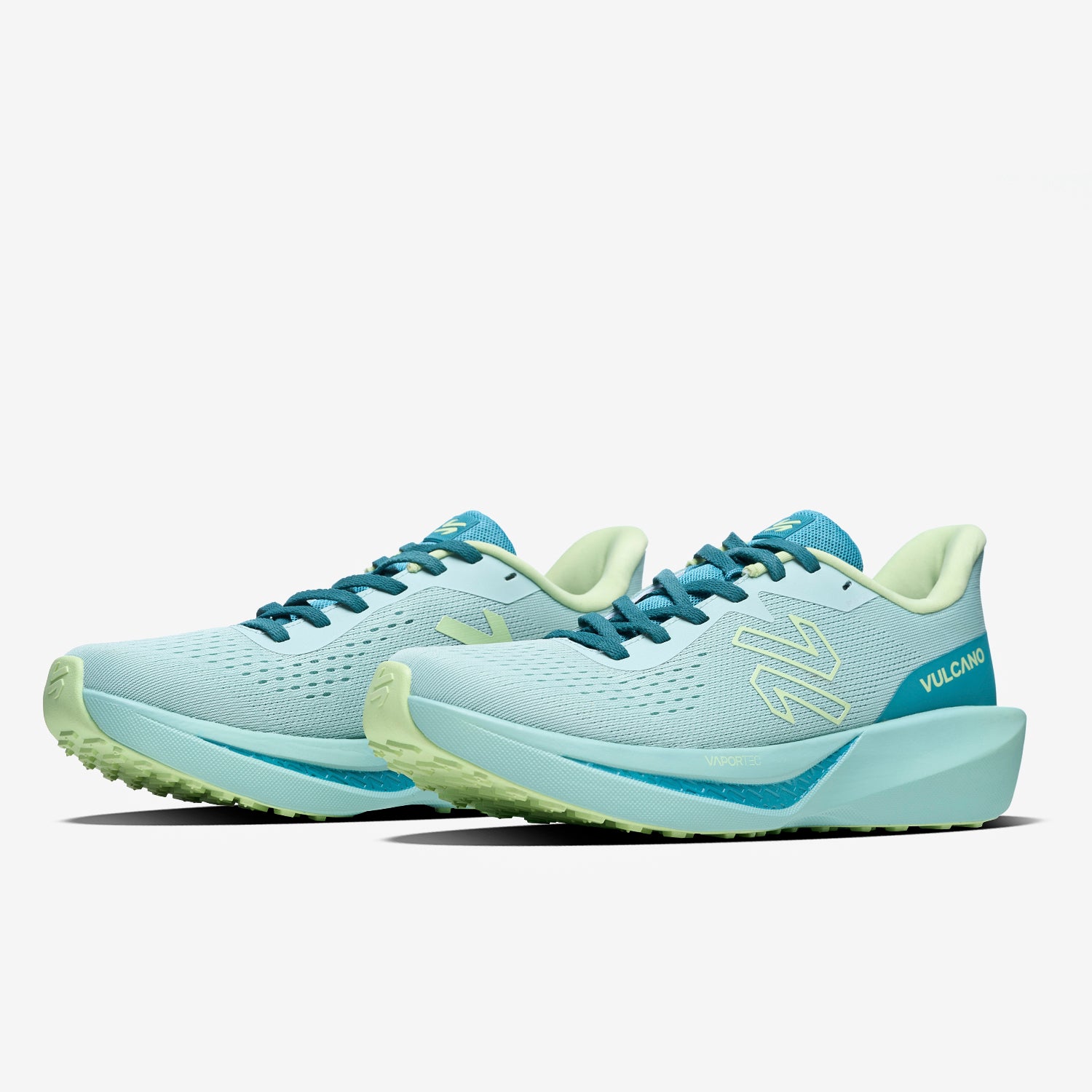 Par de Zapatillas Mujer Epicenter B-Dry Jade Vulcano en ángulo tres cuartos, ideales para running en invierno con tecnología impermeable.