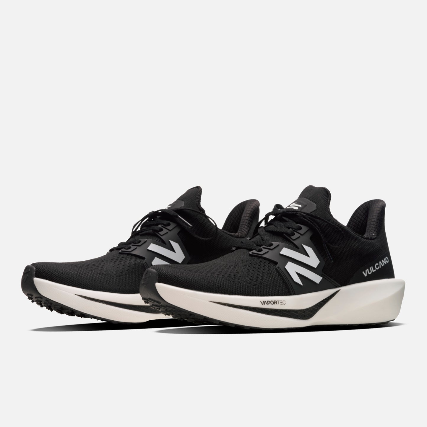 Par de Zapatillas Mujer Magma Negro Vulcano con diseño moderno, tecnología Ortholite Hybrid y detalles reflectantes para mayor visibilidad.