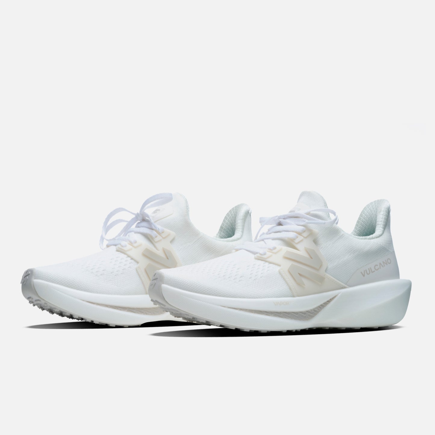 Par de Zapatillas Mujer Magma Blanco Vulcano con diseño moderno y suela elevada, ideales para running y estilo urbano en temporada AW25.