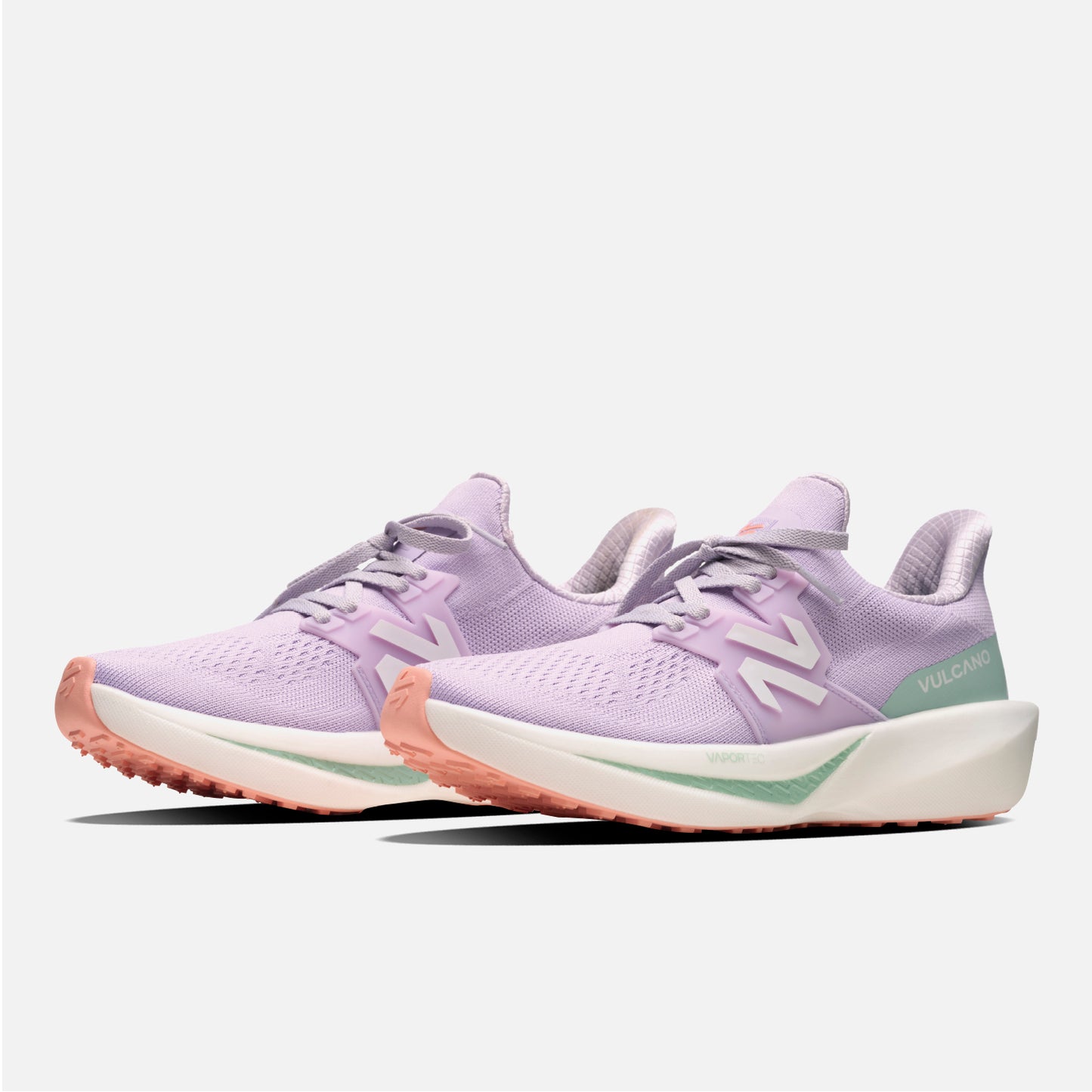 Par de Zapatillas Mujer Magma Lila Vulcano en vista diagonal, con diseño moderno y suela alta. Perfectas para running y estilo urbano.