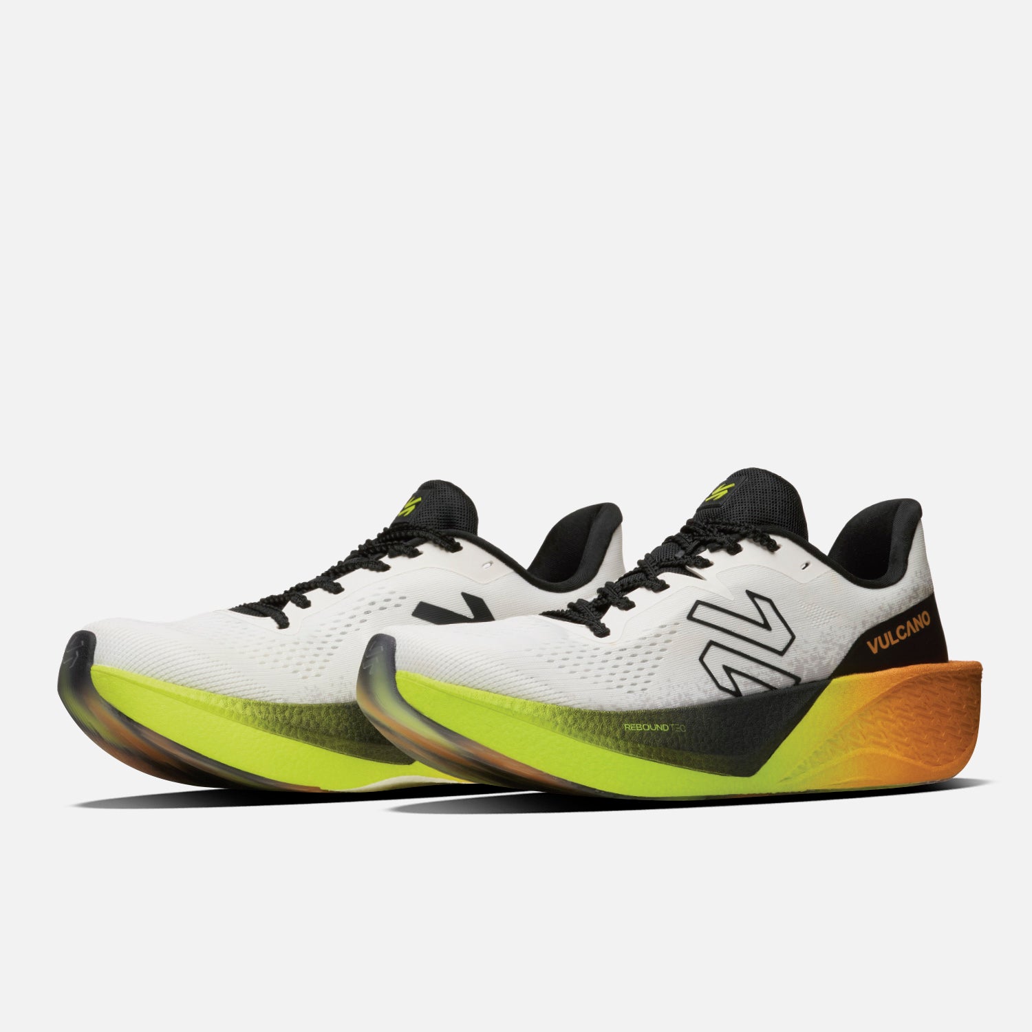 Par de zapatillas Nazca Blanco/Naranjo Vulcano con tecnología ReboundTec, diseñadas para movimientos rápidos y máxima respuesta en running.