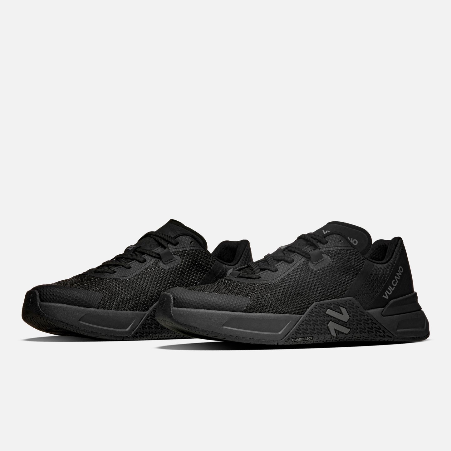 Par de Zapatillas Mujer No Gravity Triple Negro Vulcano con diseño ergonómico, ideales para entrenamiento y estilo urbano.