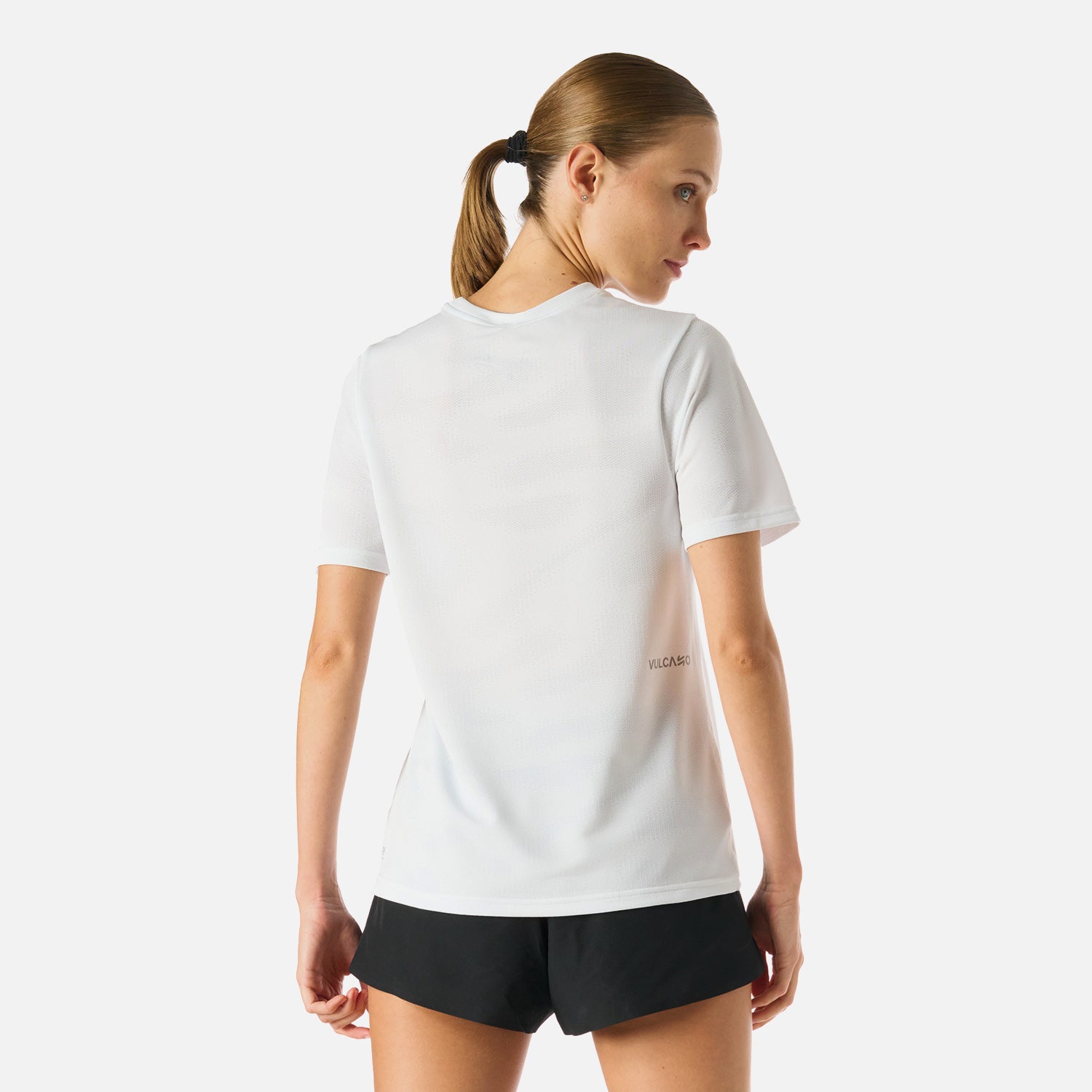 Vista trasera de la Polera Mujer Built To Move T-Shirt Blanco Vulcano, mostrando paneles de ventilación y ajuste anatómico.