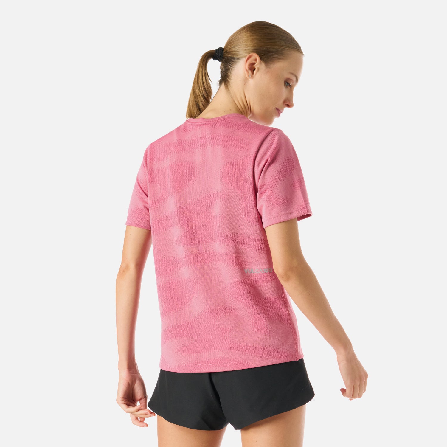 Vista trasera de la Polera Mujer Built To Move T-Shirt Rosado Vulcano, mostrando paneles de ventilación y ajuste anatómico.