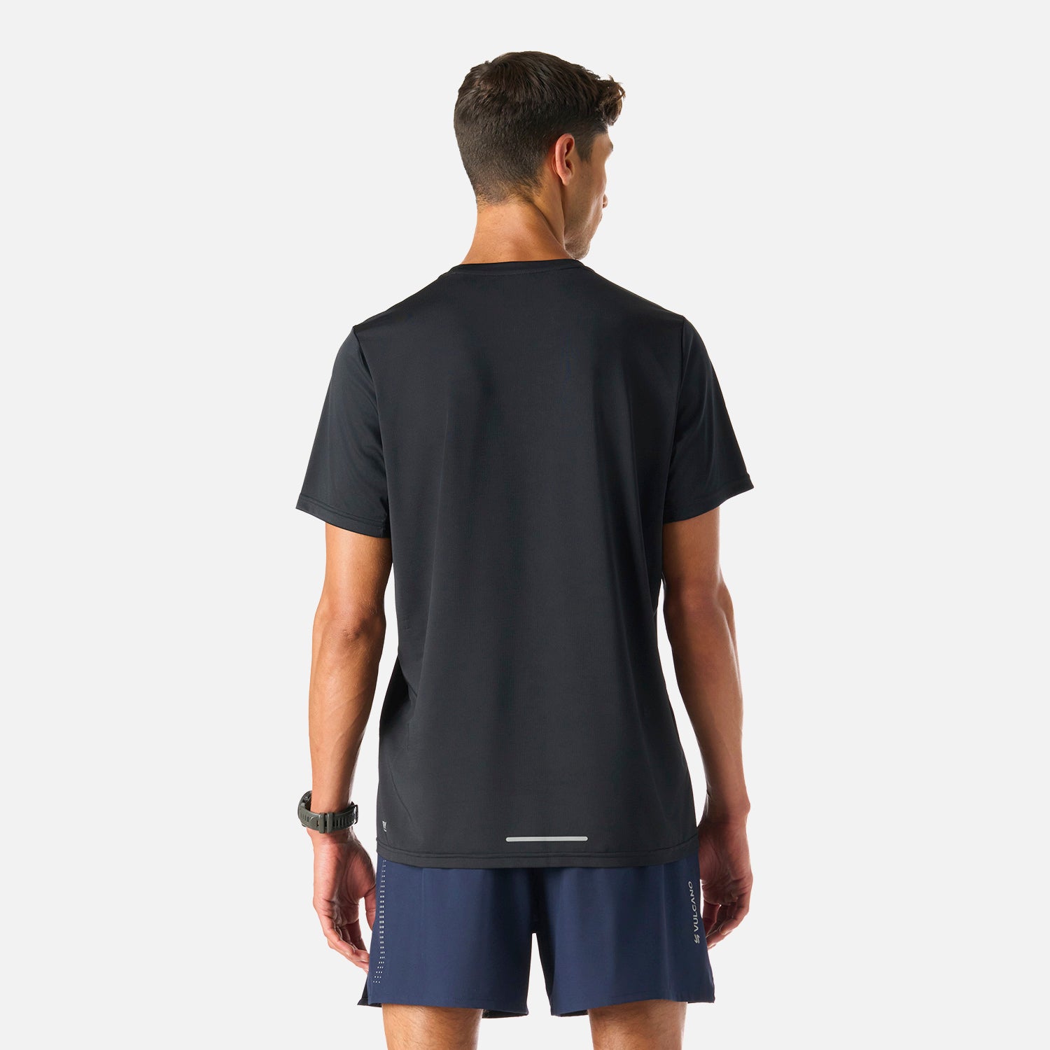 Vista trasera de la Polera Hombre Tempo Advanced T-Shirt Negro Vulcano con detalle reflectante y tejido Q-Dry para mayor frescura durante el ejercicio.
