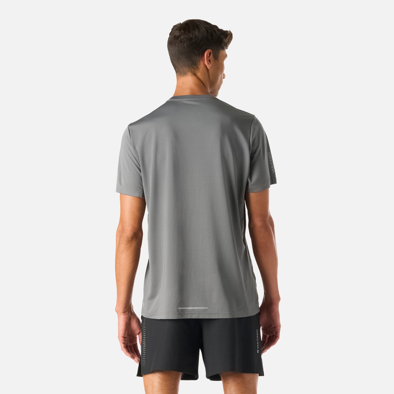 Vista trasera de la Polera Hombre Tempo Advanced T-Shirt Gris Medio Vulcano con detalle reflectante y tejido Q-Dry para mayor frescura durante el ejercicio.