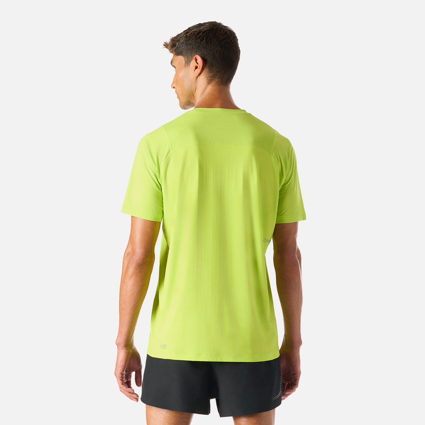 Polera Hombre Verde Lima Vulcano - Deportiva Q-Dry, vista trasera. Tela técnica con ventilación estratégica para mayor frescura en entrenamientos intensos.