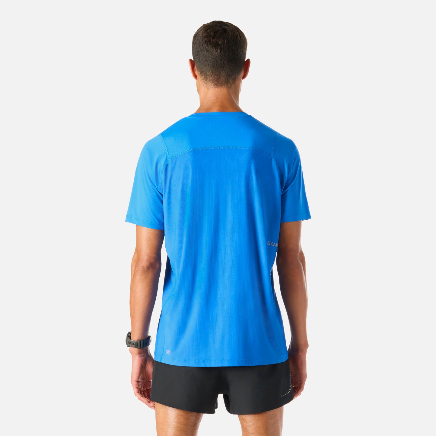 Polera Hombre Azul Vulcano - Deportiva Q-Dry, vista trasera. Tela técnica con ventilación estratégica para mayor frescura en entrenamientos intensos.