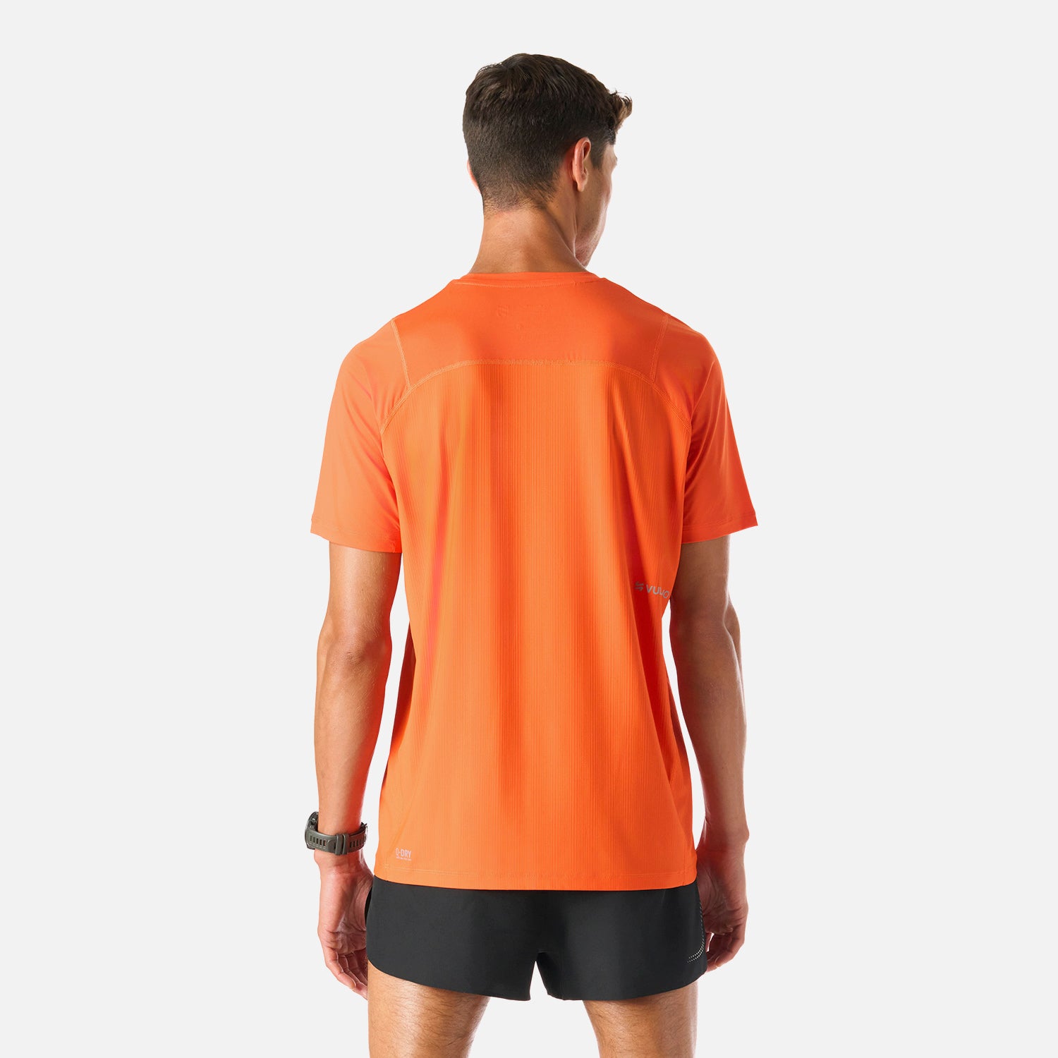Polera Hombre Naranjo Vulcano - Deportiva Q-Dry, vista trasera. Tela técnica con ventilación estratégica para mayor frescura en entrenamientos intensos.