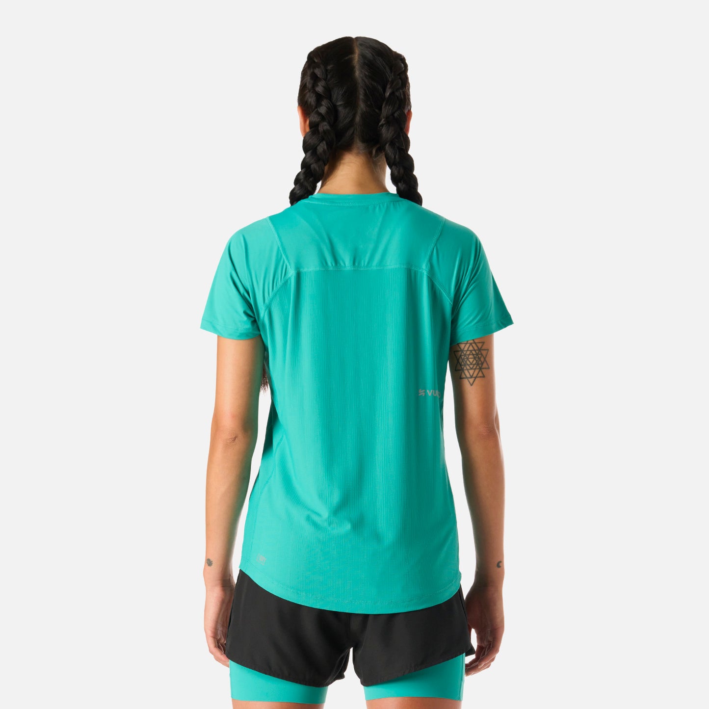 Vista trasera de la Polera Mujer Built To Move T-Shirt Turquesa Vulcano, mostrando paneles de ventilación y ajuste anatómico.