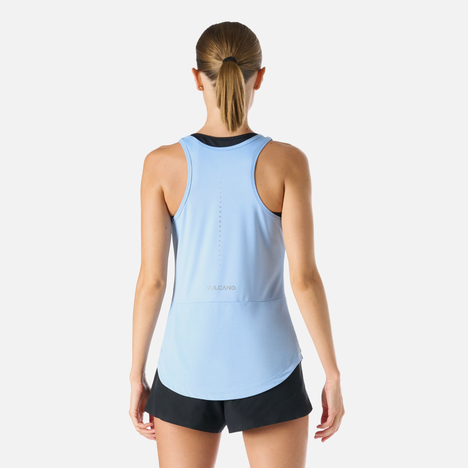 Vista trasera de la Polera Mujer Built To Move T-Shirt Celeste Vulcano, mostrando paneles de ventilación y ajuste anatómico.