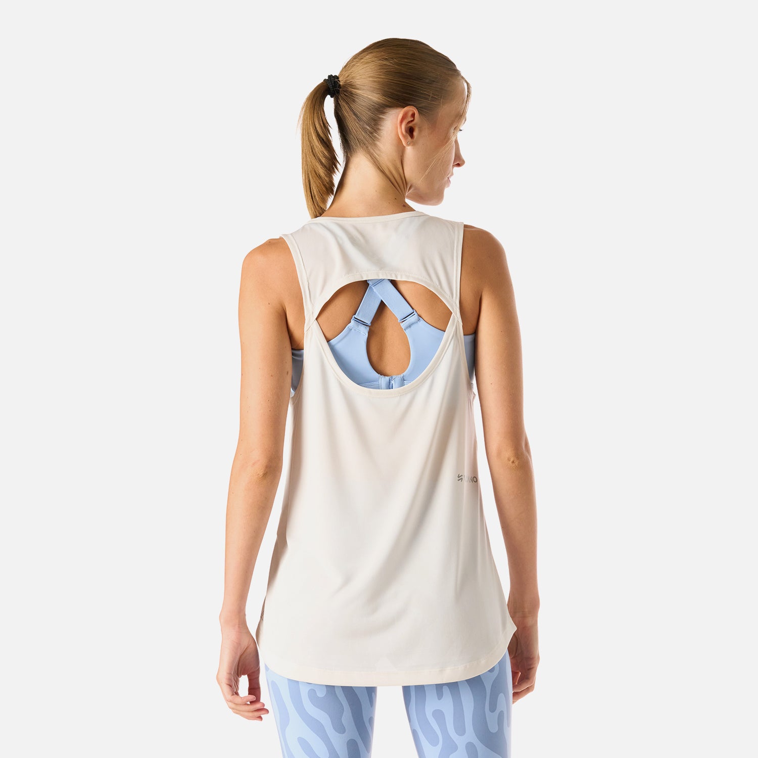 Espalda de la Tempo Tank Top blanco con abertura central, optimizada para ventilación y movilidad
