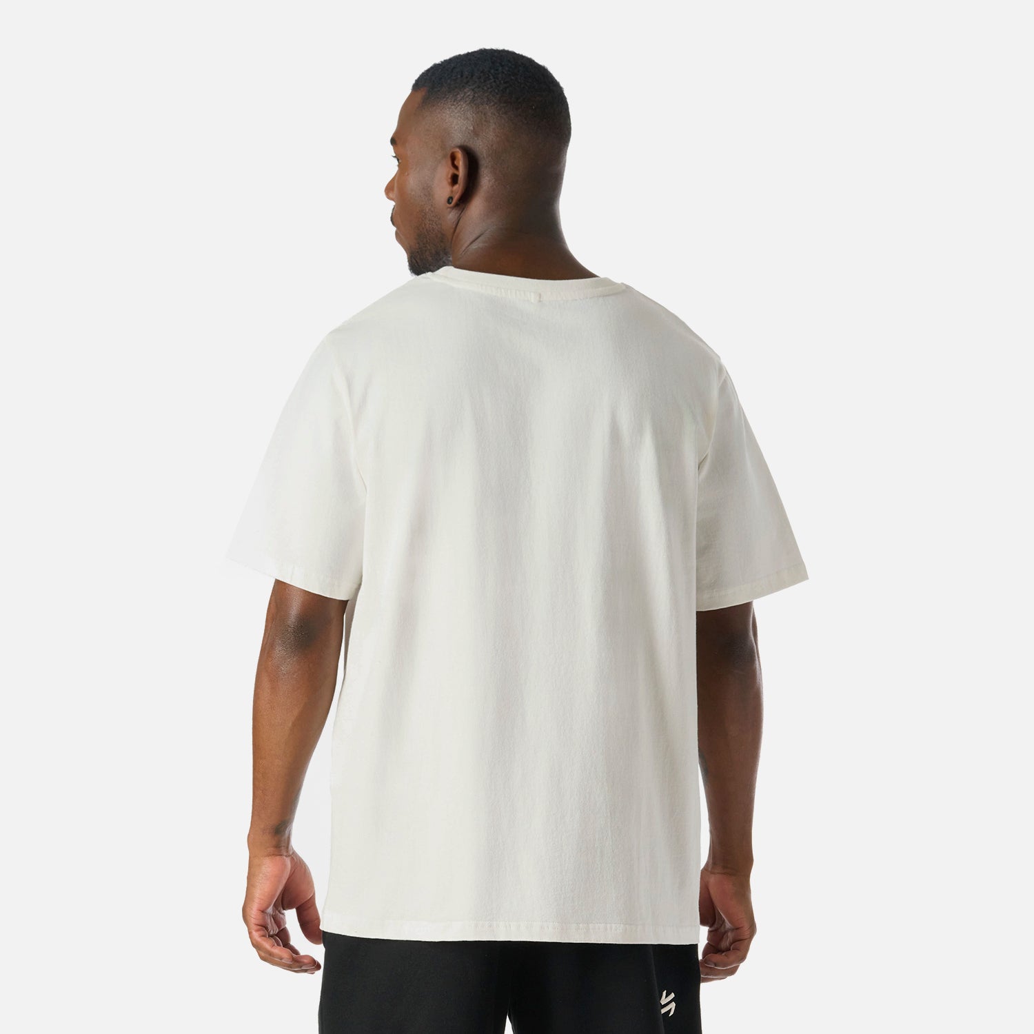 Vista trasera de la Polera Hombre Cool Down T-Shirt Blanco Vulcano, destacando su corte recto y caída relajada en algodón suave.