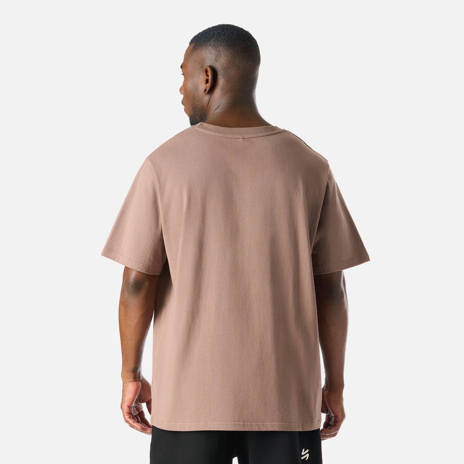 Vista trasera de la Polera Hombre Cool Down T-Shirt Taupe Vulcano, destacando su corte recto y caída relajada en algodón suave.
