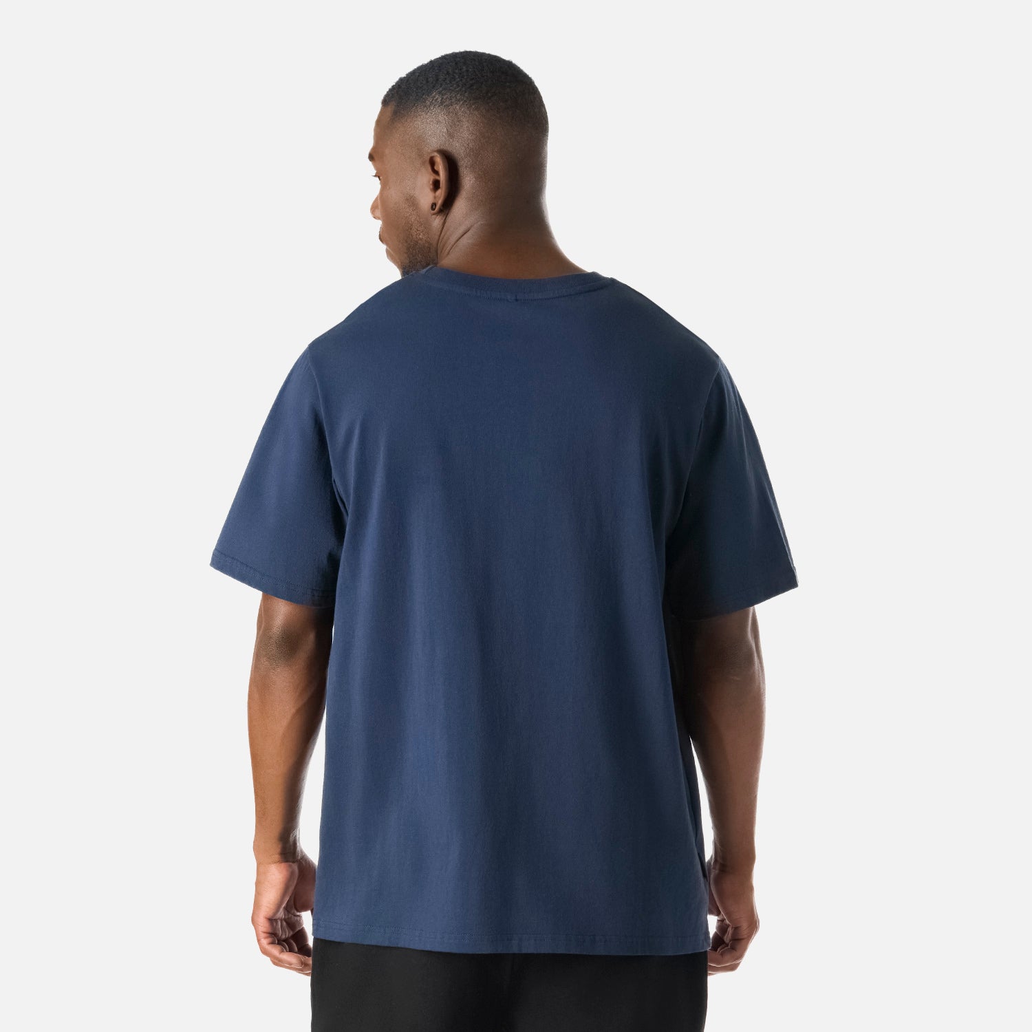 Vista trasera de la Polera Azul Marino Cool Down T-Shirt Blanco Vulcano, destacando su corte recto y caída relajada en algodón suave.