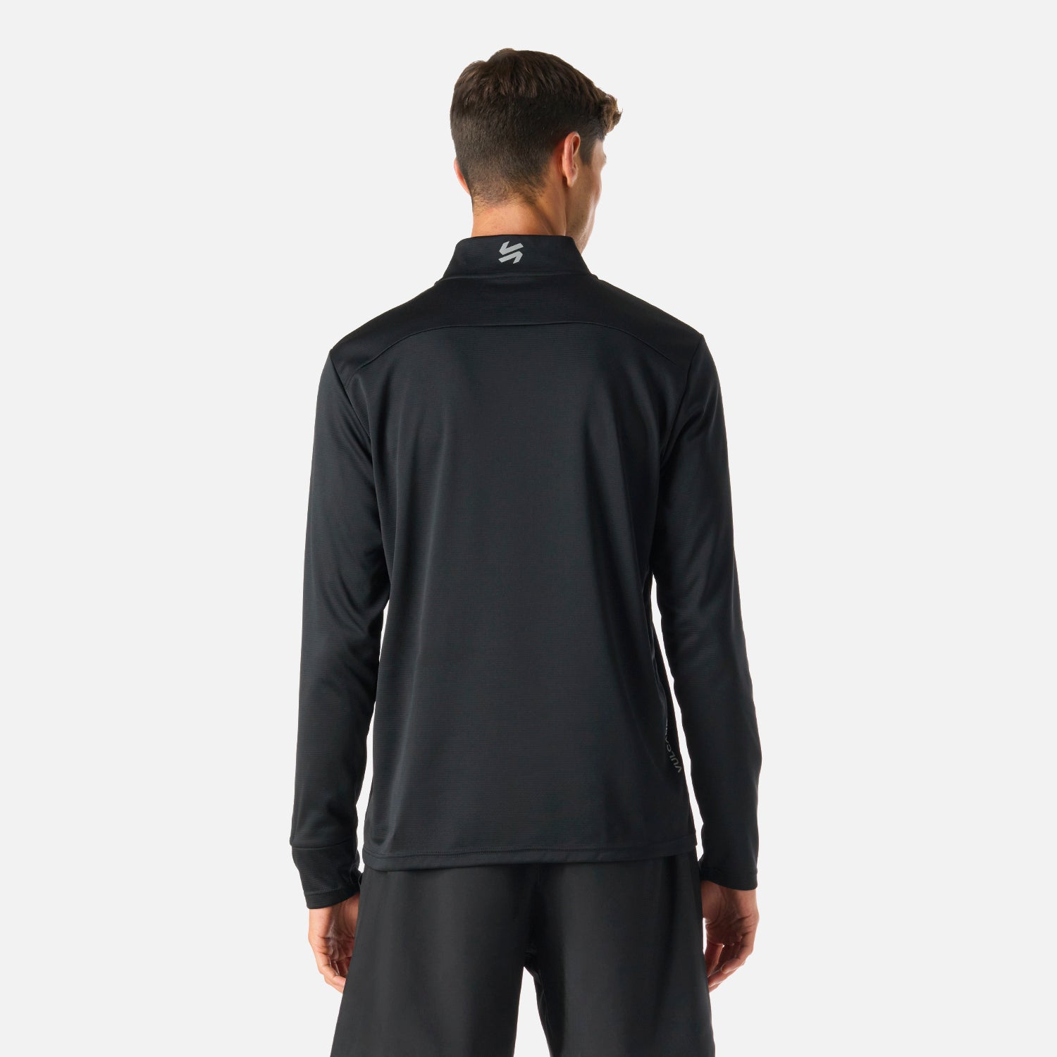 Parte trasera del Polerón Hombre Built To Move 1/4 Zip Midlayer Negro Vulcano, con diseño limpio y logo reflectante para mayor visibilidad en exteriores.