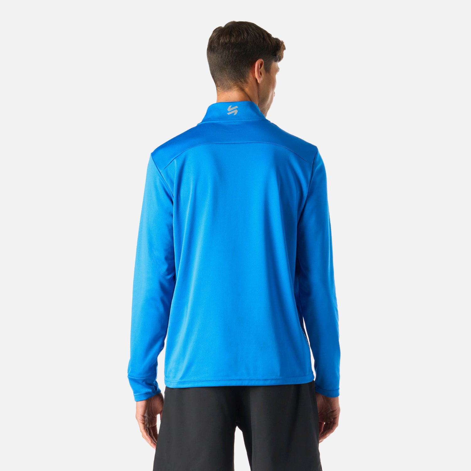 Vista trasera del Polerón Hombre Built To Move 1/4 Zip Midlayer Azul Vulcano, con diseño limpio y logo reflectante en la parte superior.