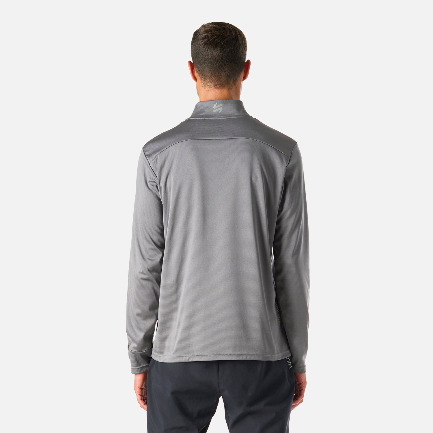 Vista trasera del Polerón Hombre Built To Move 1/4 Zip Midlayer Gris Medio Vulcano, con diseño ergonómico y tela respirable para uso en climas fríos.