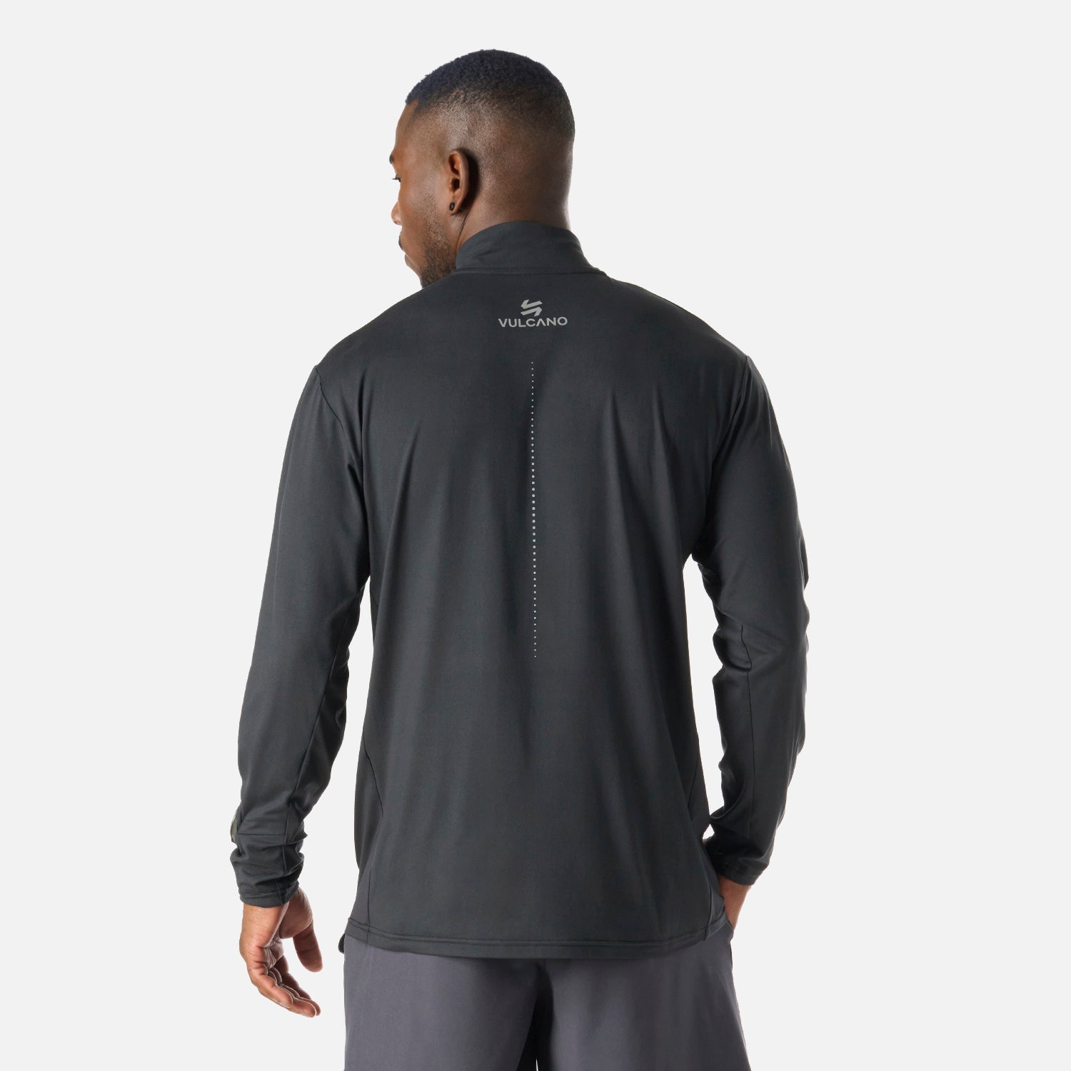 Parte trasera del Polerón Hombre Tempo 1/4 Zip Midlayer Negro Vulcano con detalles reflectantes y logo Vulcano, ideal para running nocturno.