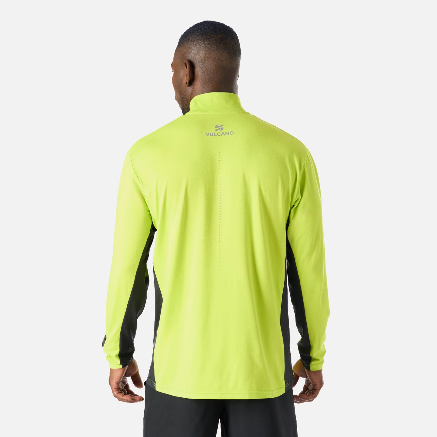 Espalda del Polerón Tempo 1/4 Zip Midlayer verde lima con logo Vulcano, ideal para running y actividades outdoor en temporada invierno 2025.