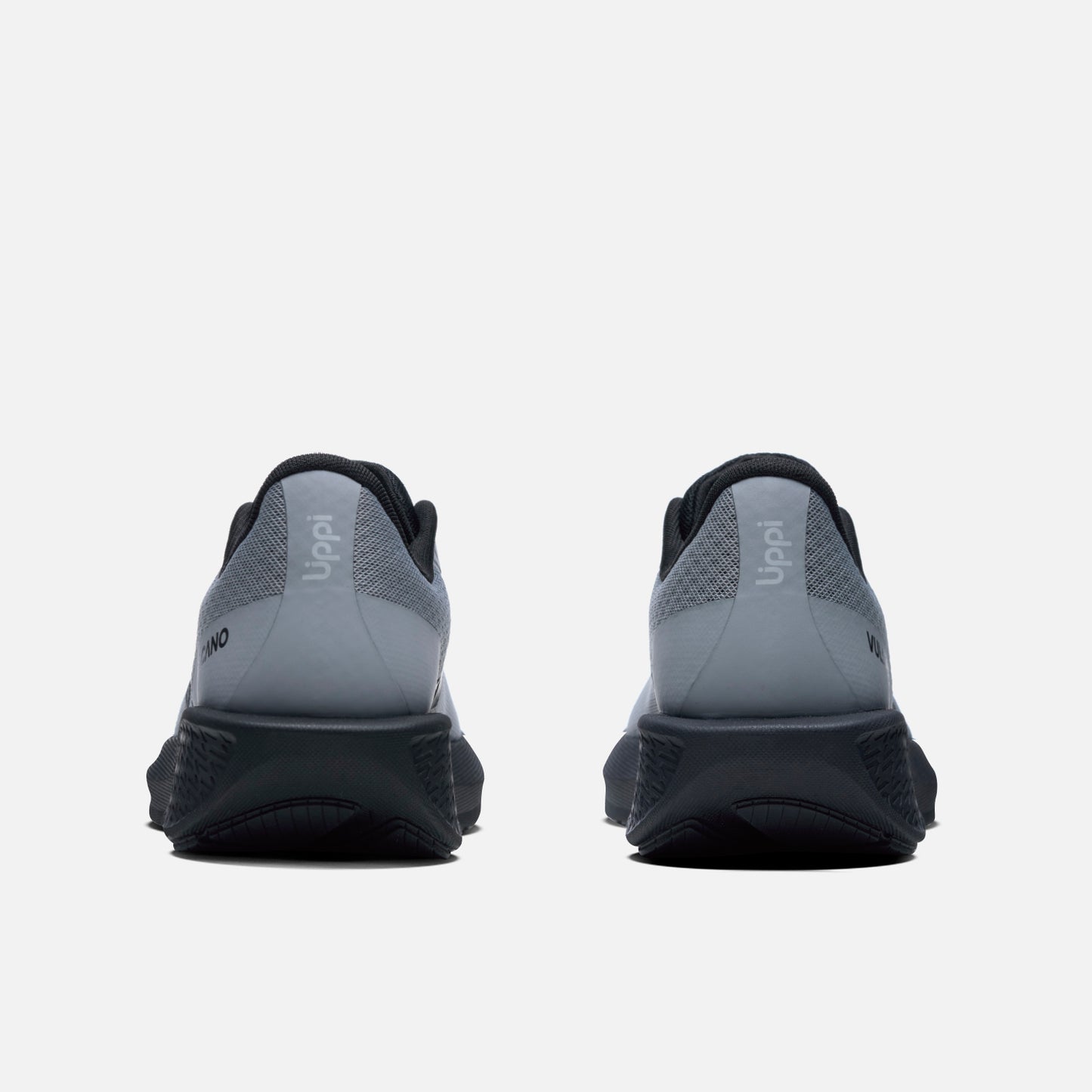Vista trasera de las Zapatillas Hombre Seismic Gris / Negro Vulcano con diseño ergonómico y suela robusta para running de alto rendimiento