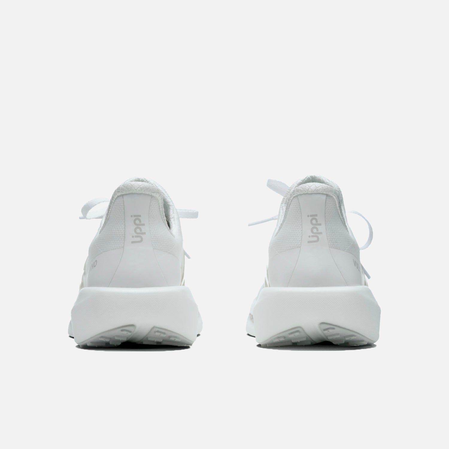 Vista trasera de las Zapatillas Hombre Magma Blanco Vulcano, con talón reforzado y detalle del logo 'Upper' para mayor soporte.