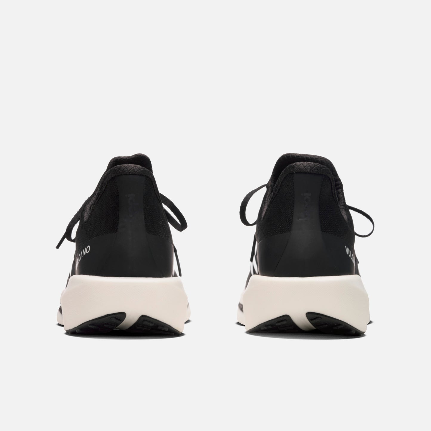 Vista trasera de las Zapatillas Mujer Magma Negro Vulcano mostrando talón reforzado y suela robusta para soporte y durabilidad.
