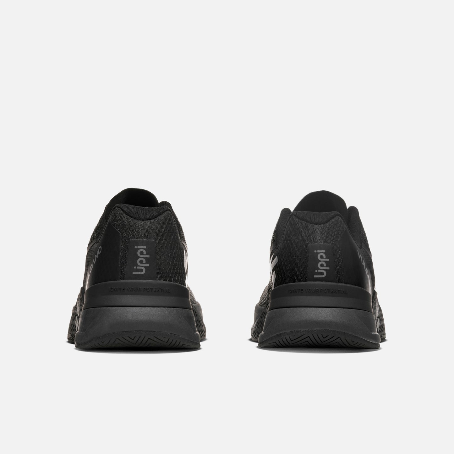 Vista trasera de las Zapatillas Mujer No Gravity Triple Negro Vulcano con talón reforzado y mensaje motivacional en el talón Upp!