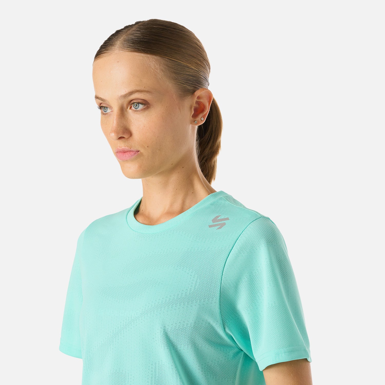 Detalle frontal de la Polera Mujer Built To Move T-Shirt Jade Vulcano con logo Vulcano. Ideal para entrenamientos exigentes.