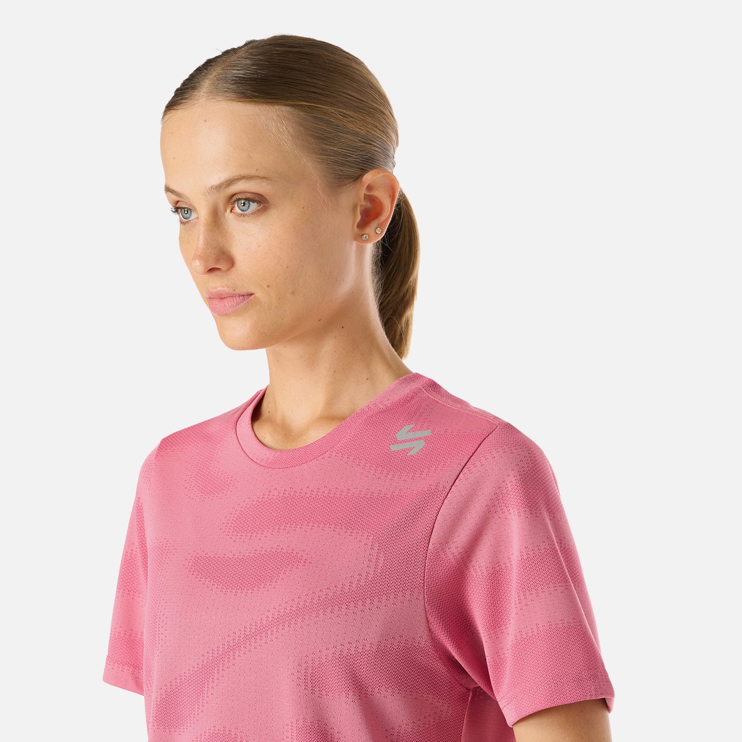 Detalle frontal de la Polera Mujer Built To Move T-Shirt Rosado Vulcano con logo Vulcano. Ideal para entrenamientos exigentes.