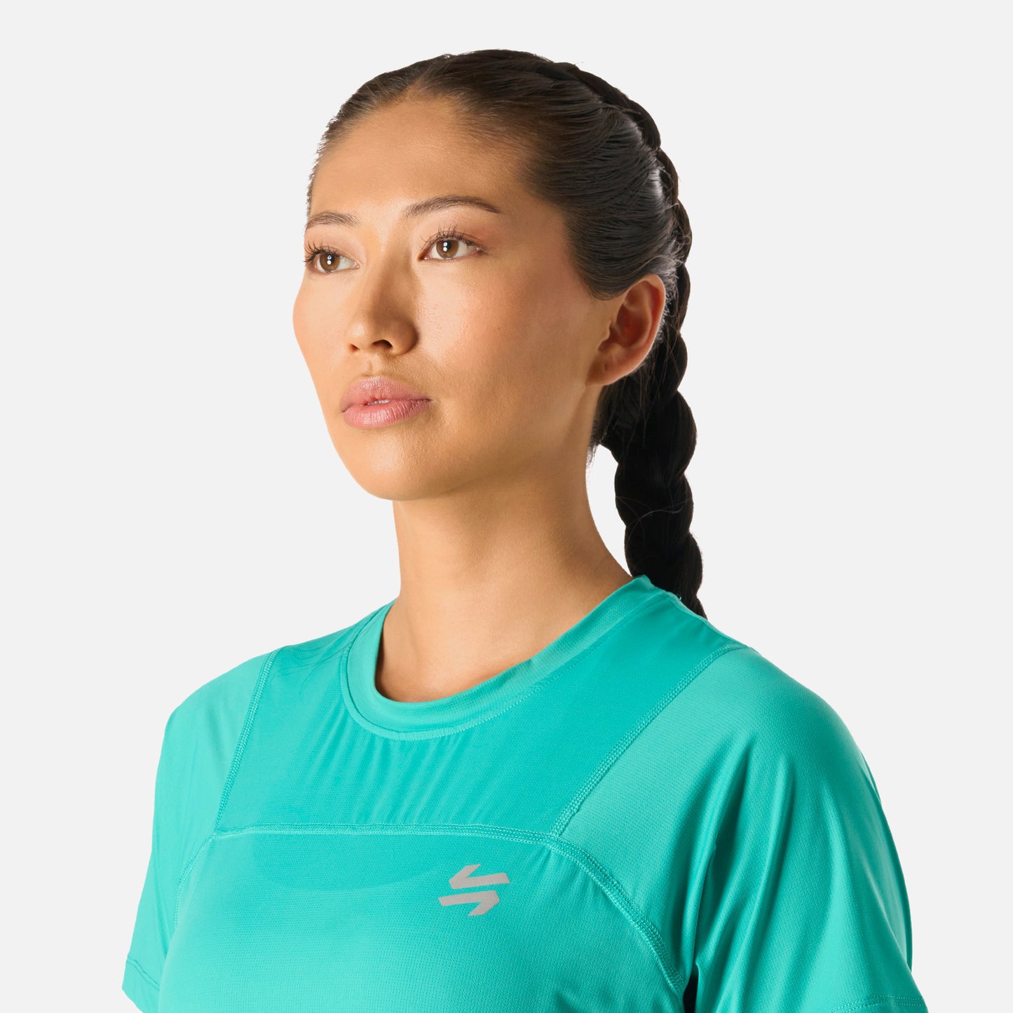 Detalle frontal de la Polera Mujer Built To Move T-Shirt Turquesa Vulcano con logo Vulcano. Ideal para entrenamientos exigentes.