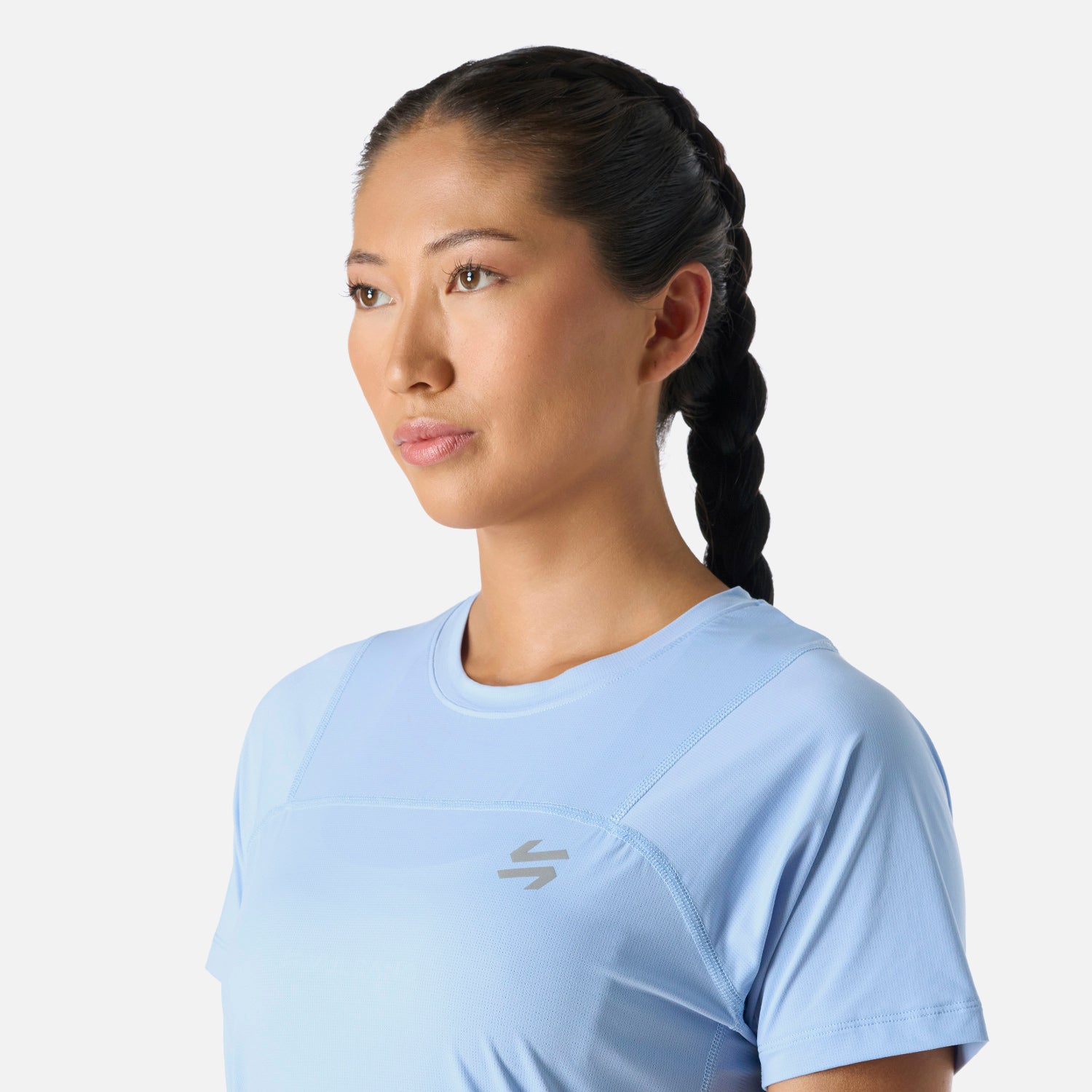 Detalle frontal de la Polera Mujer Built To Move T-Shirt Celeste Vulcano con logo Vulcano. Ideal para entrenamientos exigentes.