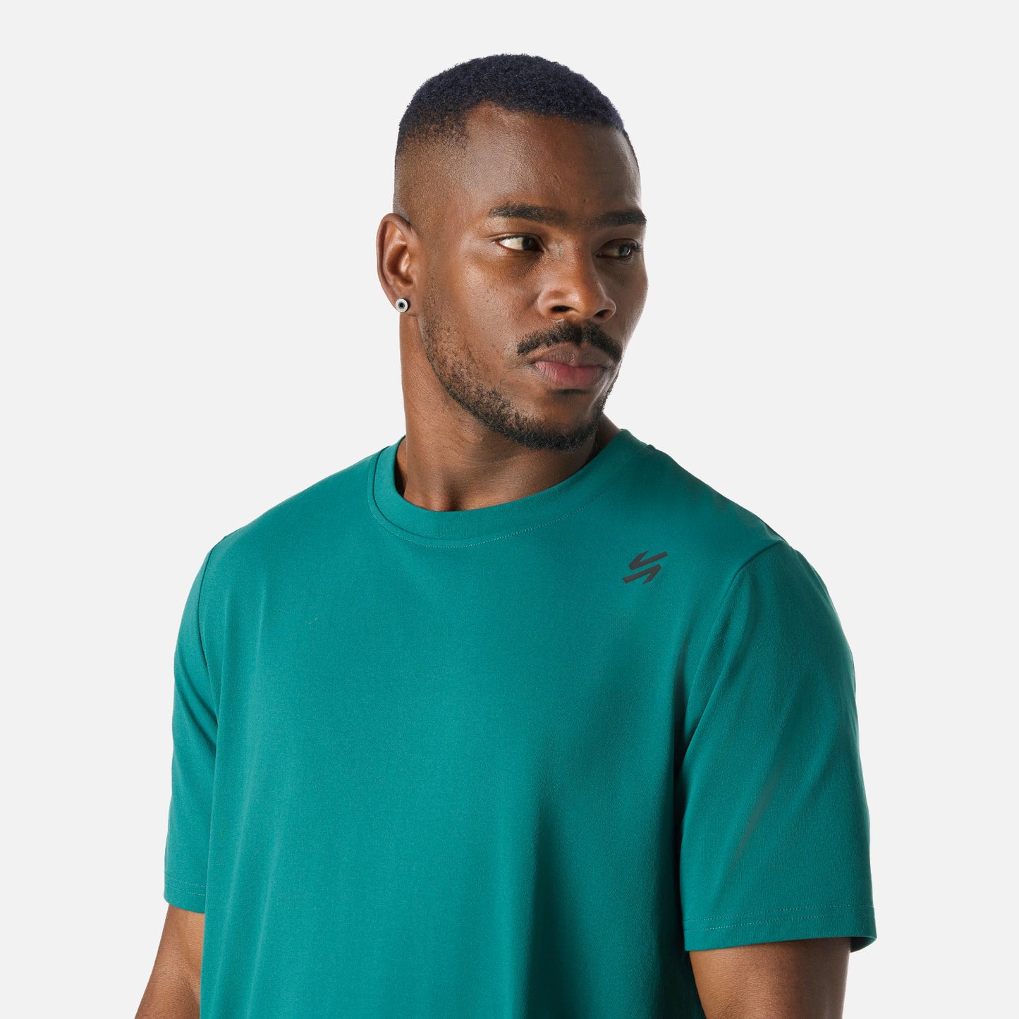 Detalle del cuello y logo en el pecho de la Polera Hombre Tempo T-Shirt Petroleo Vulcano, ideal para un look deportivo moderno.