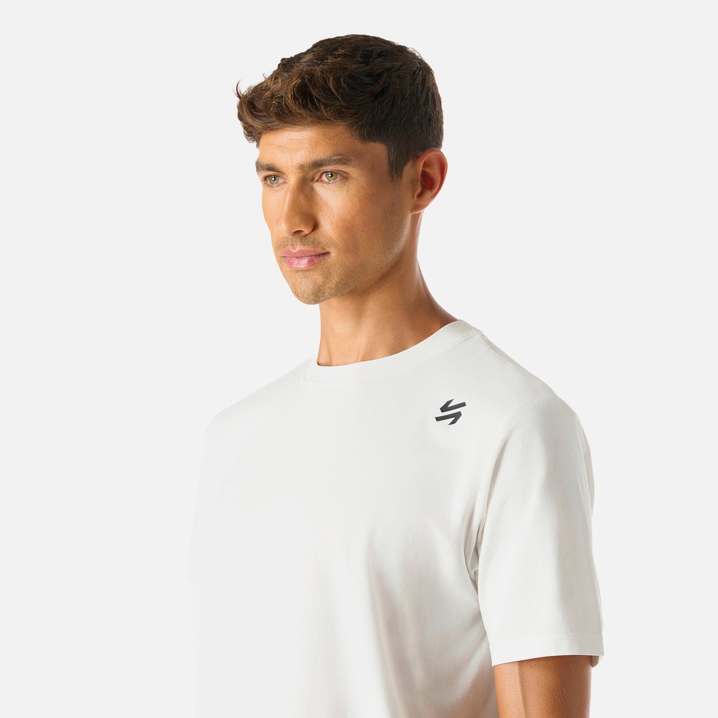 Detalle del cuello y logo en el pecho de la Polera Hombre Tempo T-Shirt Blanco Vulcano, ideal para un look deportivo moderno.