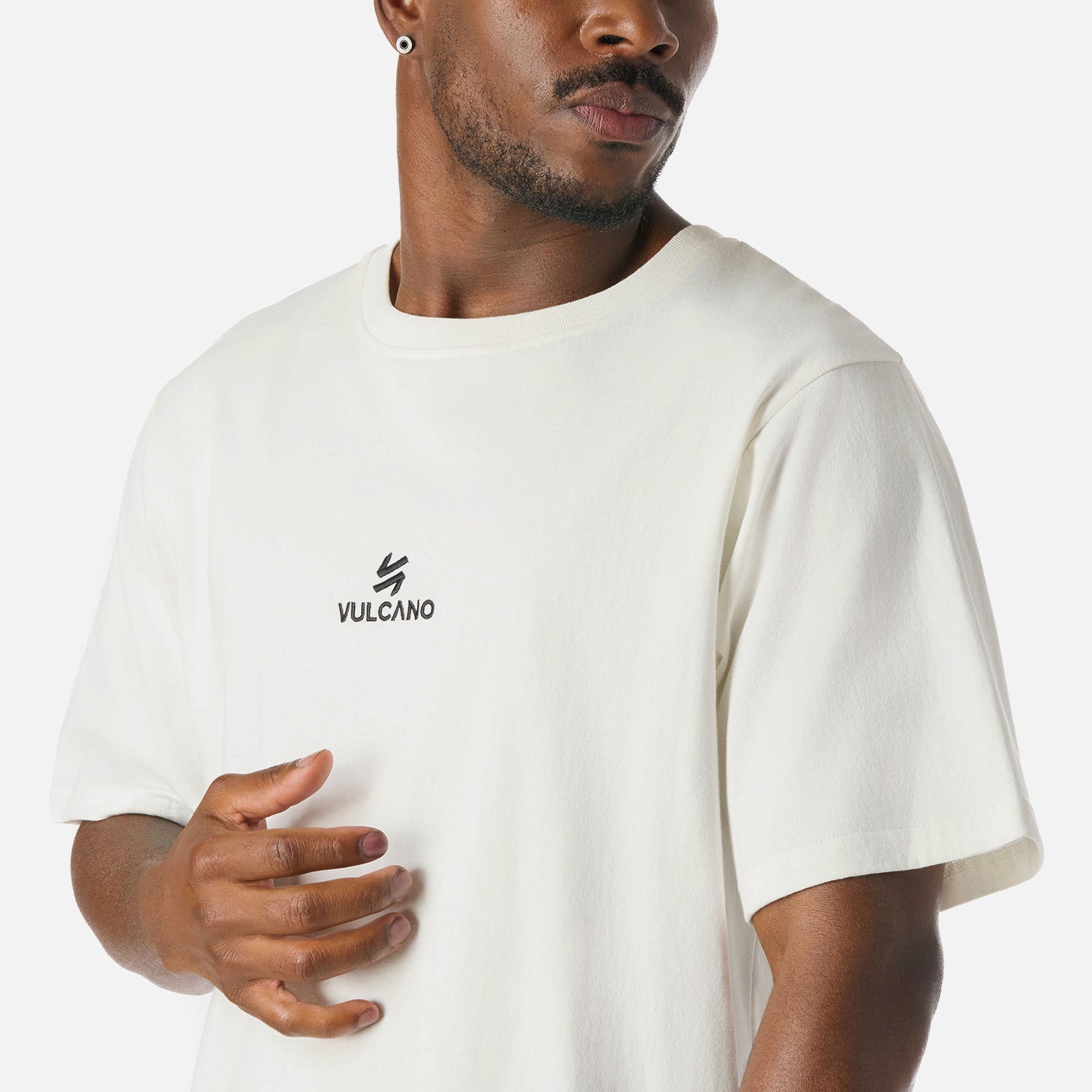 Detalle del logo Vulcano en la Polera Cool Down T-Shirt Blanco para hombre, con cuello redondo y textura de algodón premium.